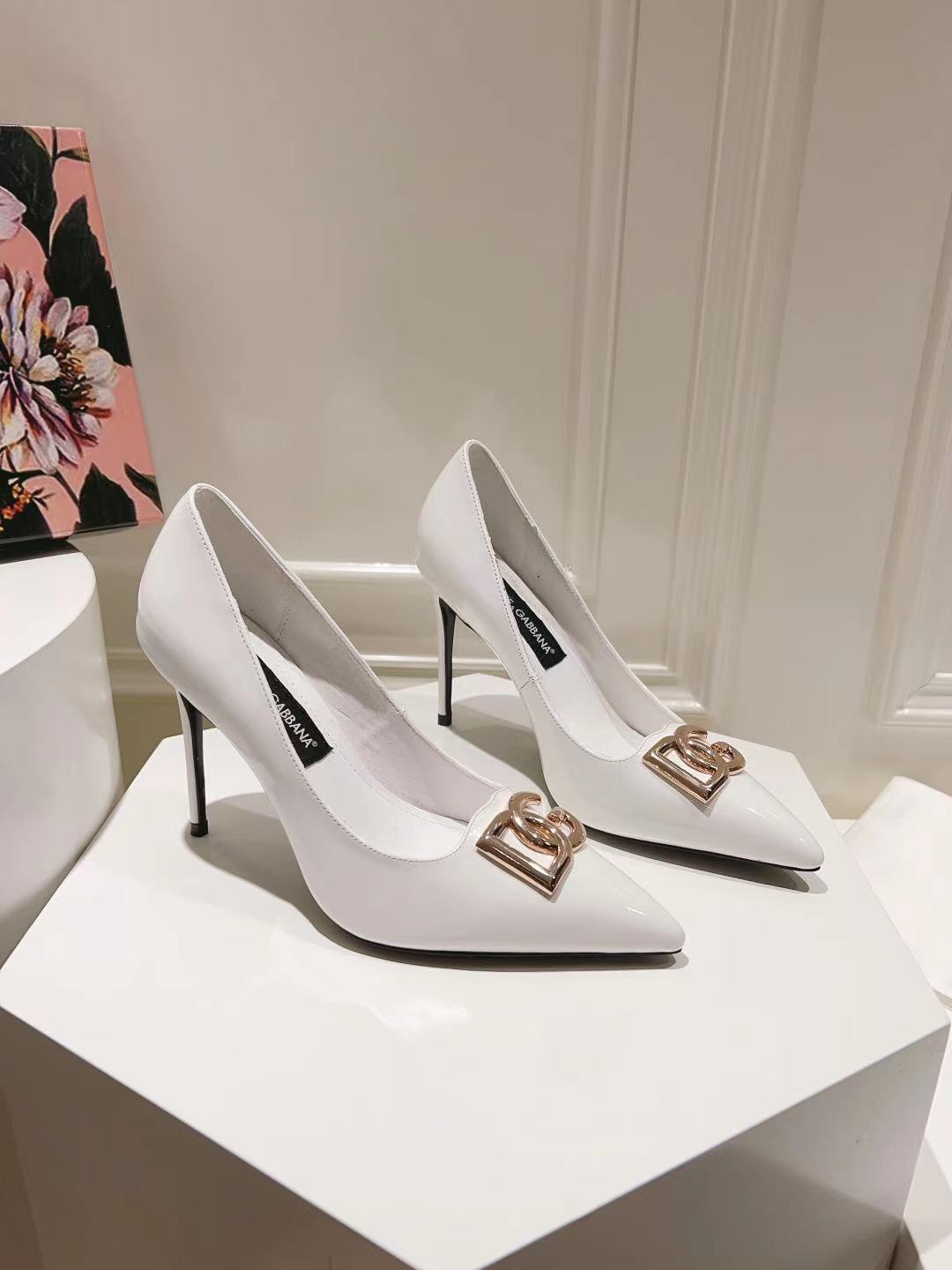 Dolce & Gabbana Logo Detailed Polished Leather Pumps White