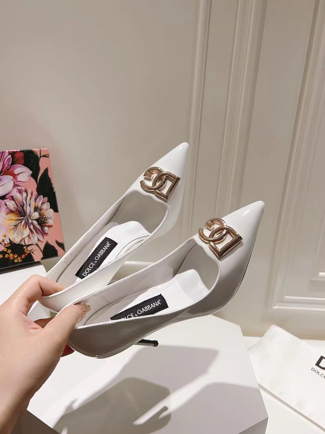 Dolce & Gabbana Logo Detailed Polished Leather Pumps White