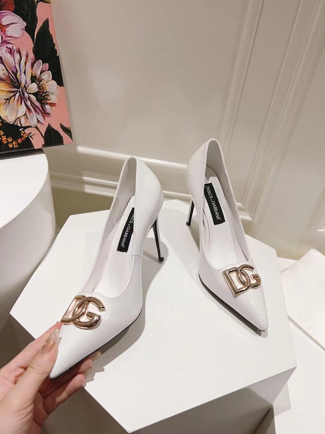 Dolce & Gabbana Logo Detailed Polished Leather Pumps White