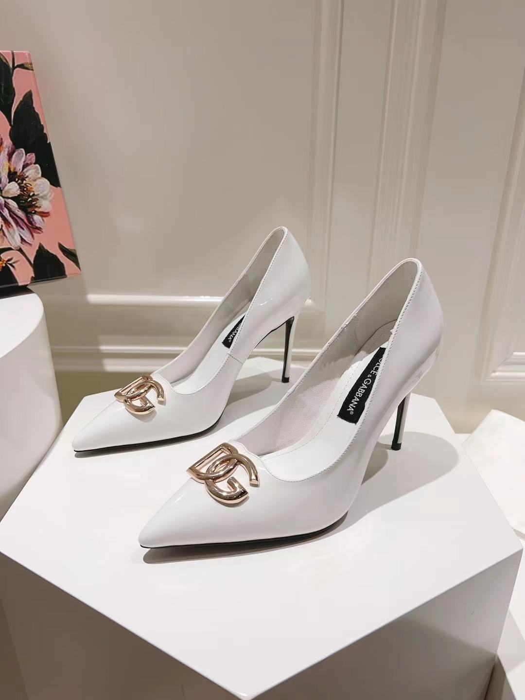 Dolce & Gabbana Logo Detailed Polished Leather Pumps White