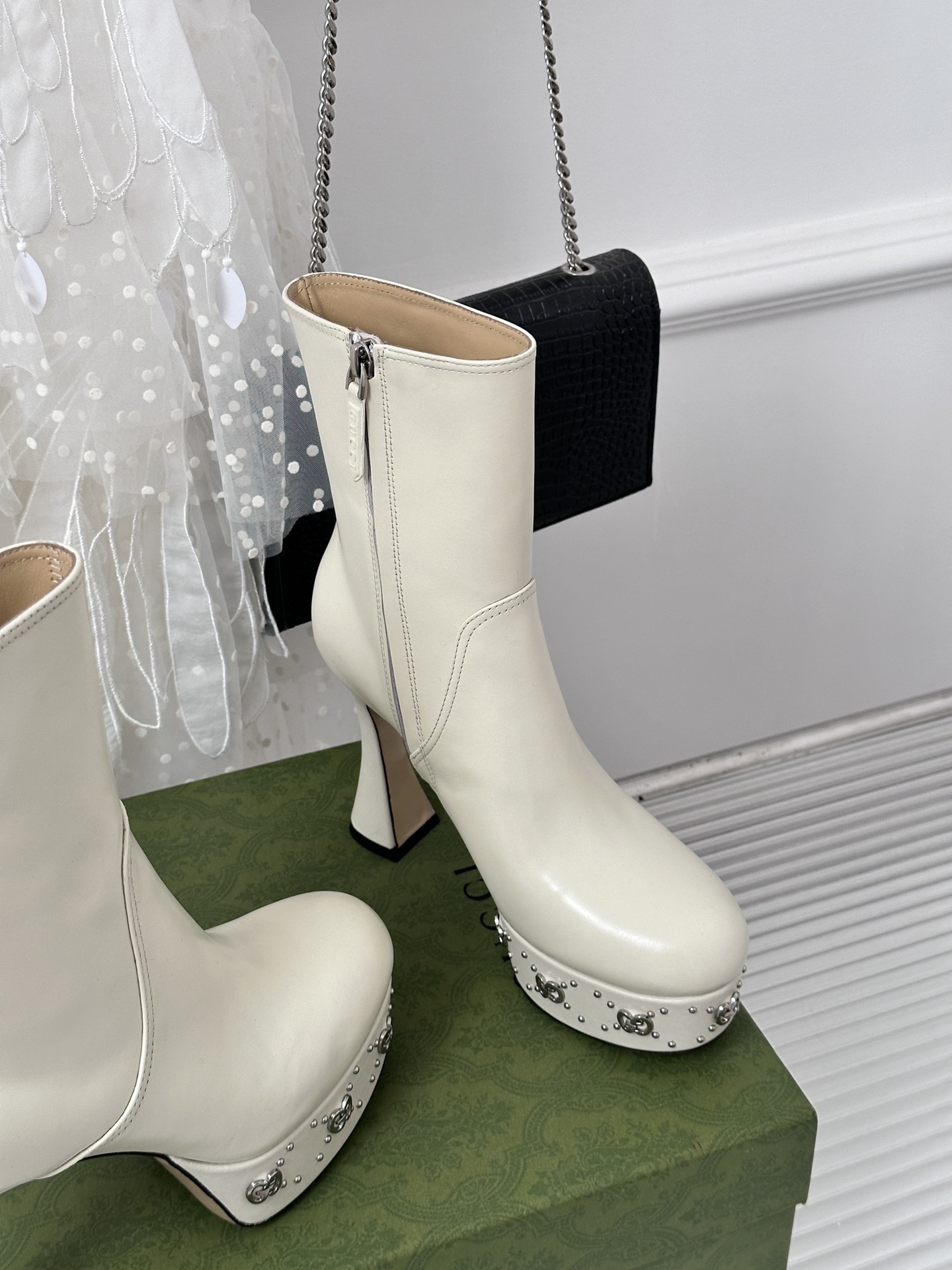 Bagsaaa Gvc*1 GG studded leather ankle boots white