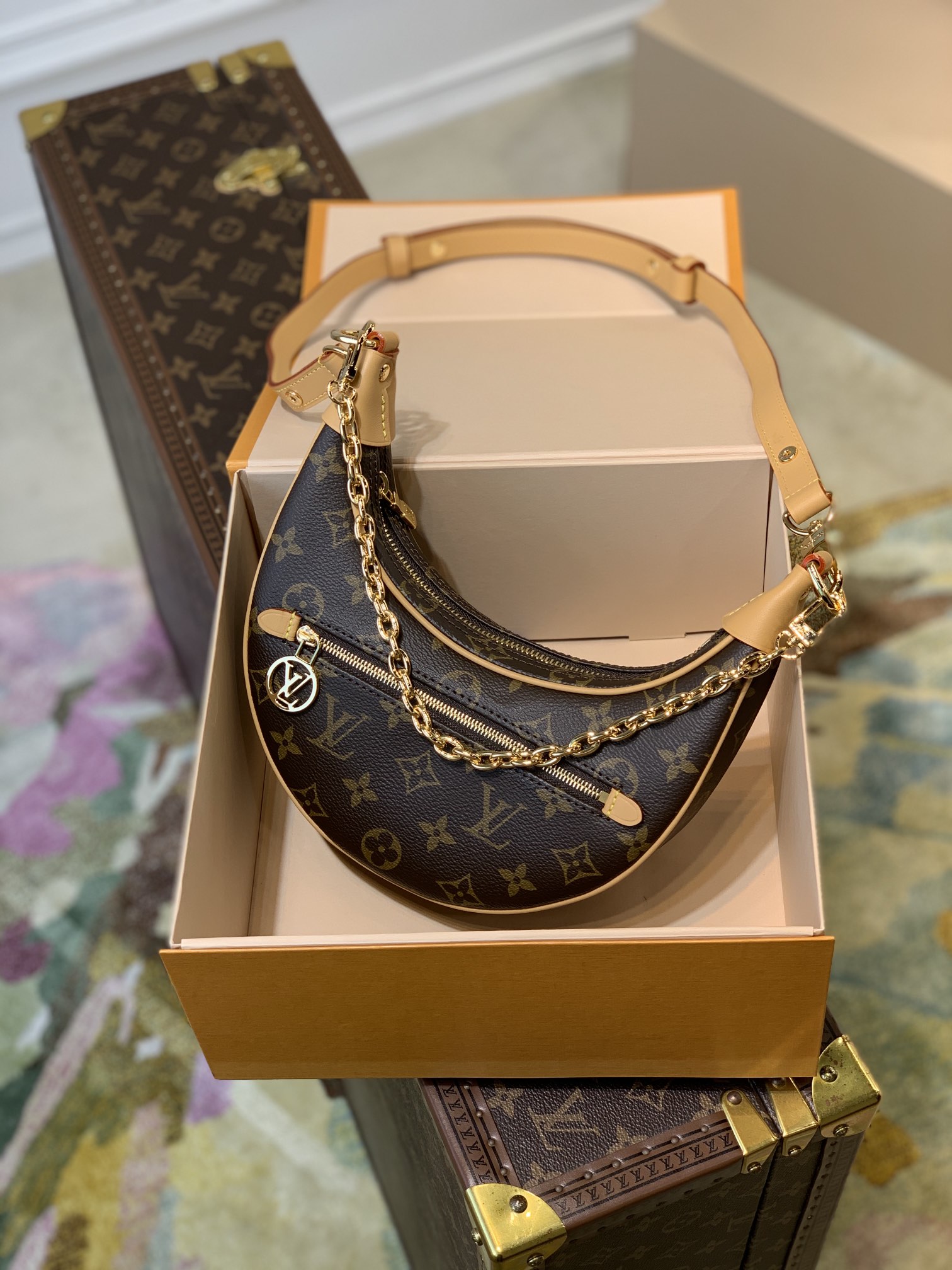 LV Loop Bag Monogram M81098