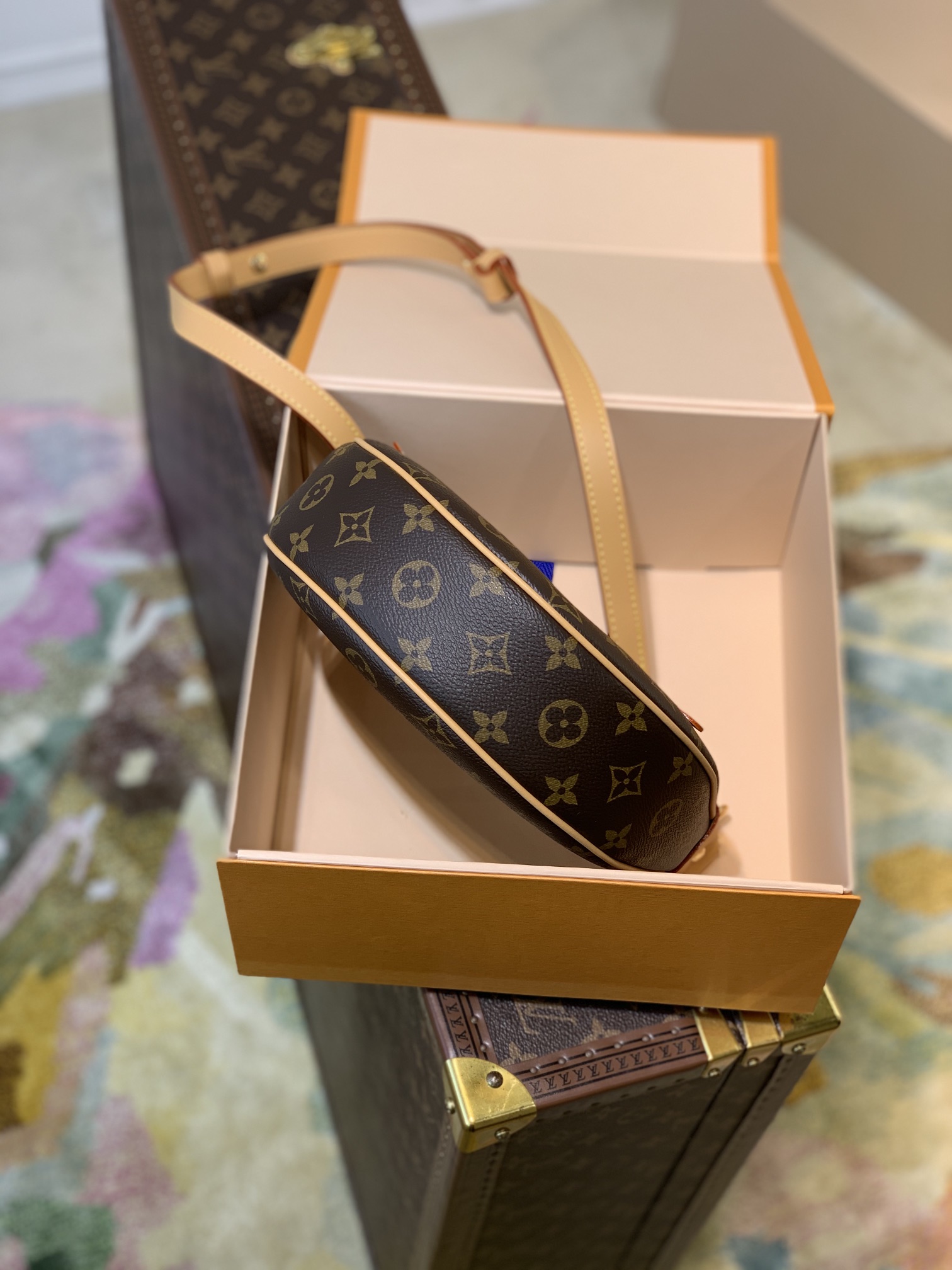 LV Loop Bag Monogram M81098