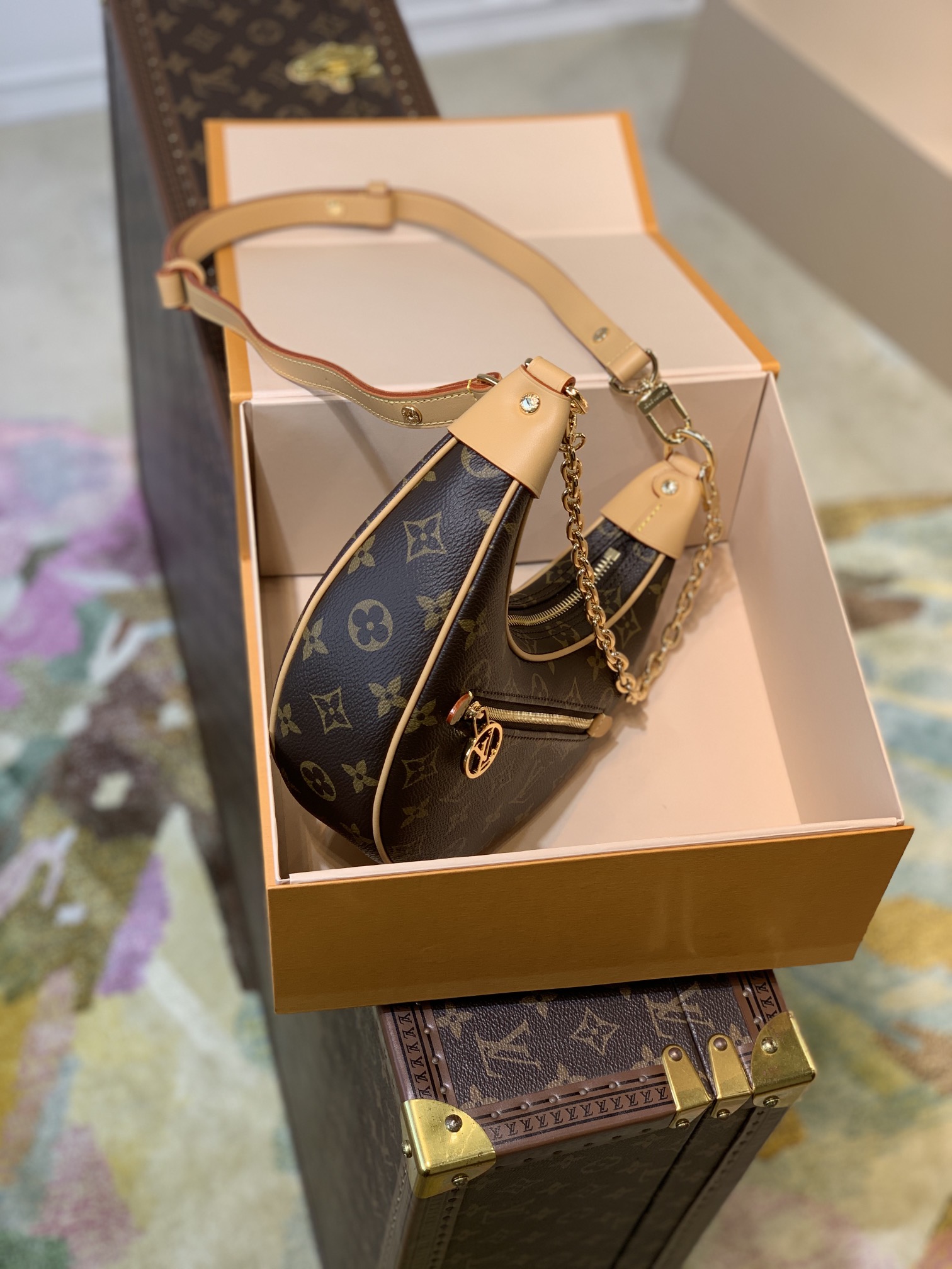 LV Loop Bag Monogram M81098