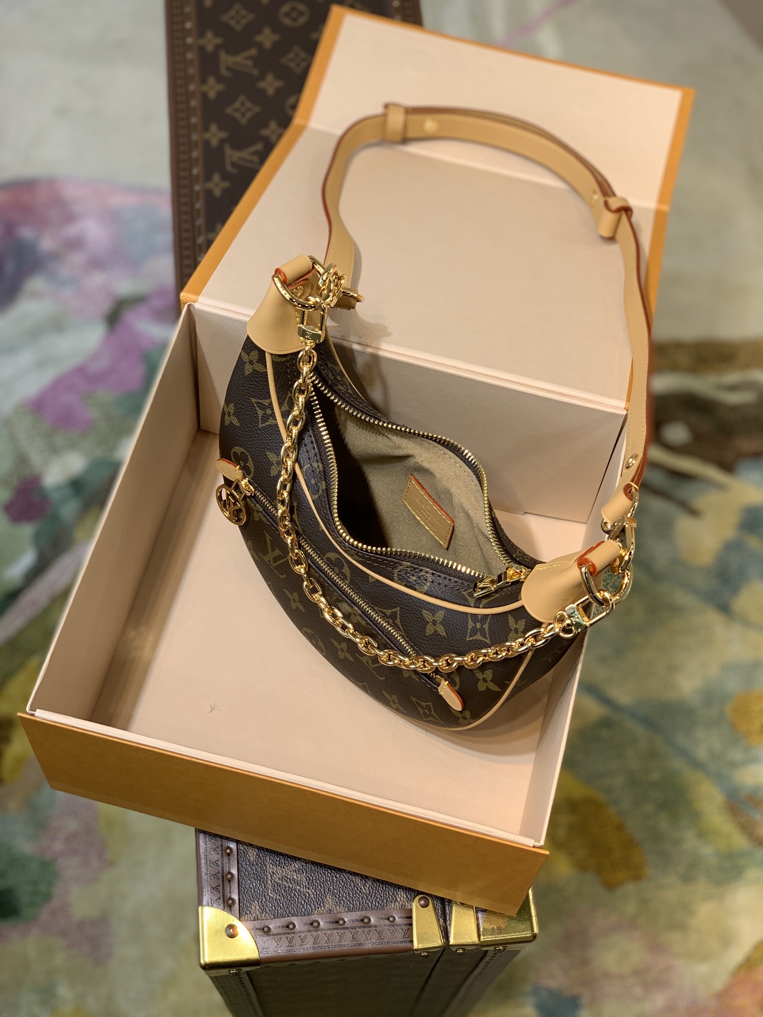 LV Loop Bag Monogram M81098