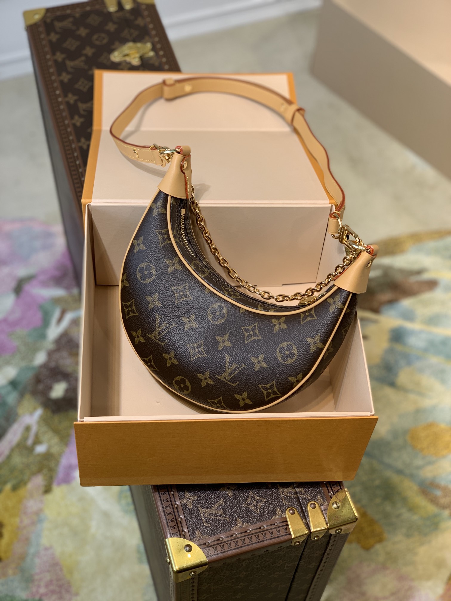 LV Loop Bag Monogram M81098
