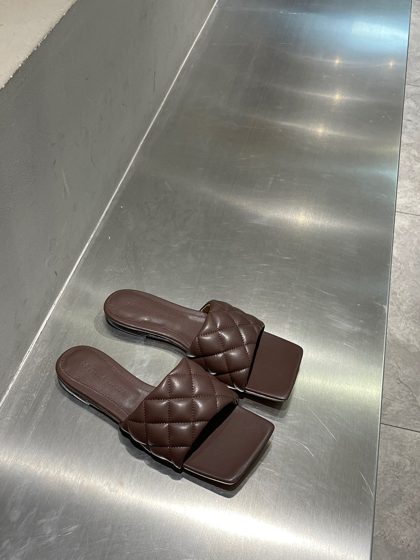 Bagsaaa B0tt*ga Ven*ta Matelassé Flat Padded Sandals