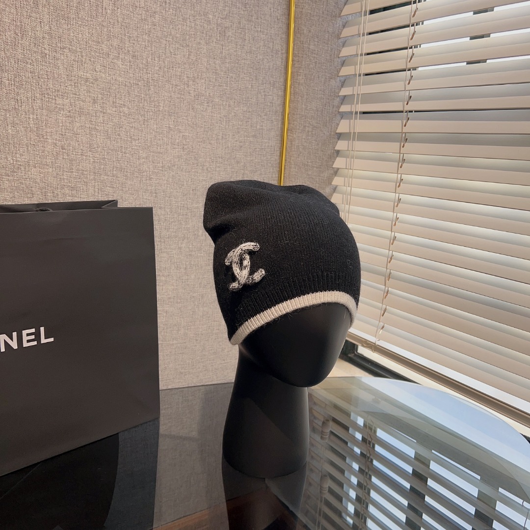 Bagsaaa Ch**el Beanie 2 colors