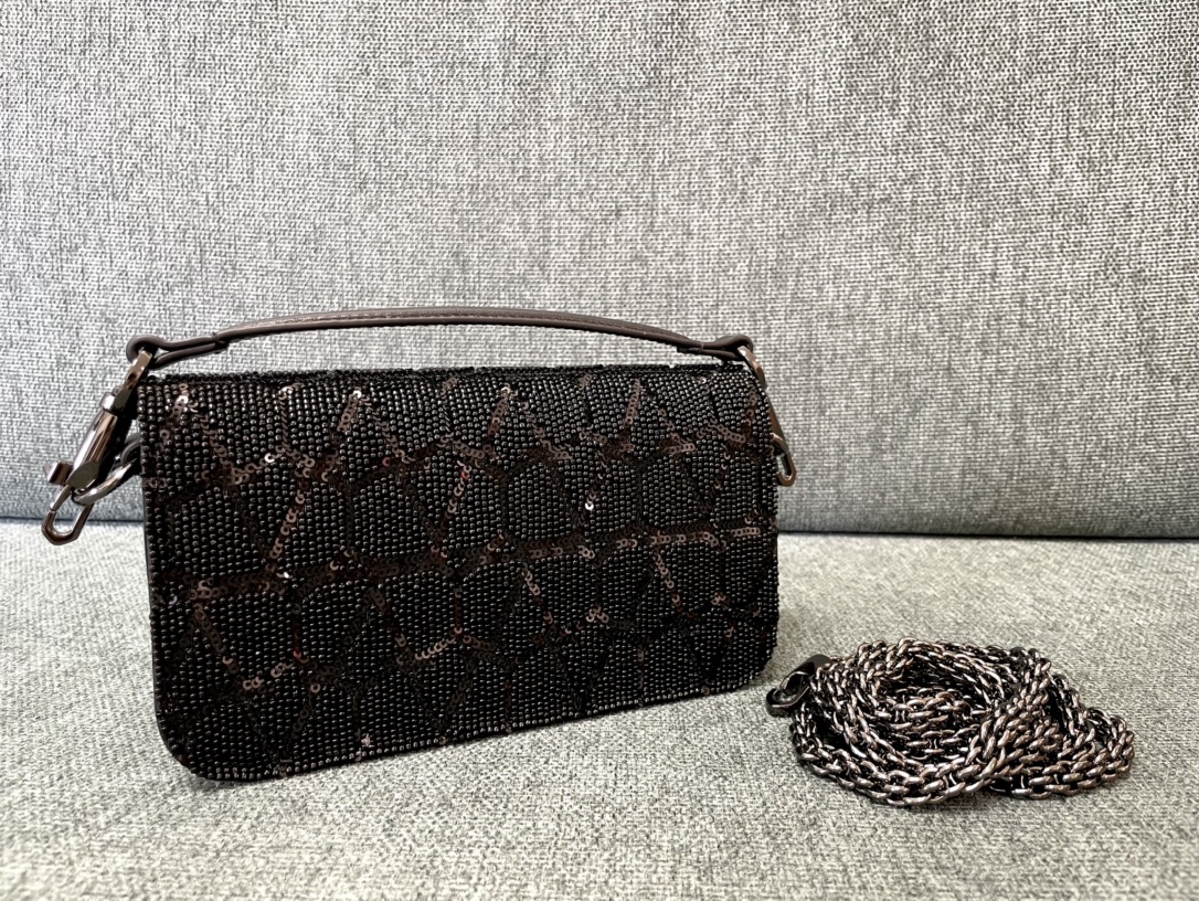 BAGSAAA Va1e*ntin0 GARAVANI SMALL LOCÒ SHOULDER BAG BLACK