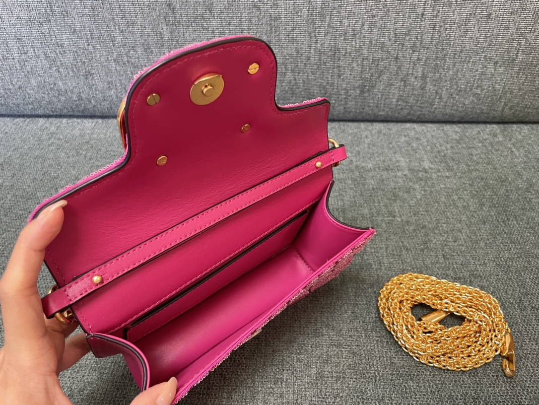 BAGSAAA Va1e*ntin0 GARAVANI SMALL LOCÒ SHOULDER BAG BLACK PINK