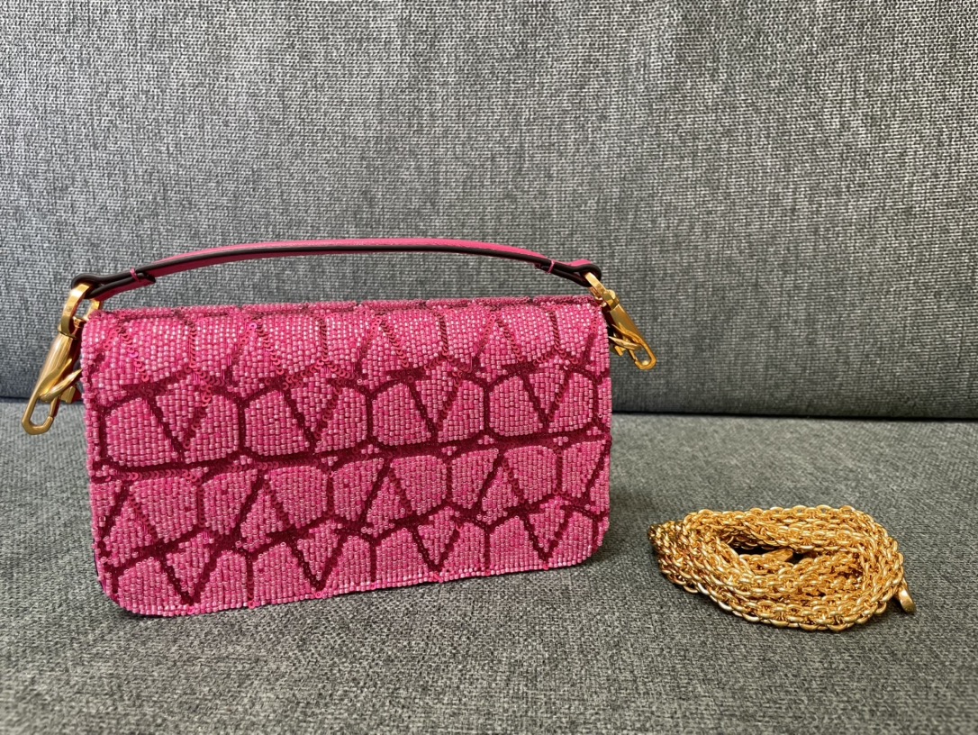 BAGSAAA Va1e*ntin0 GARAVANI SMALL LOCÒ SHOULDER BAG BLACK PINK