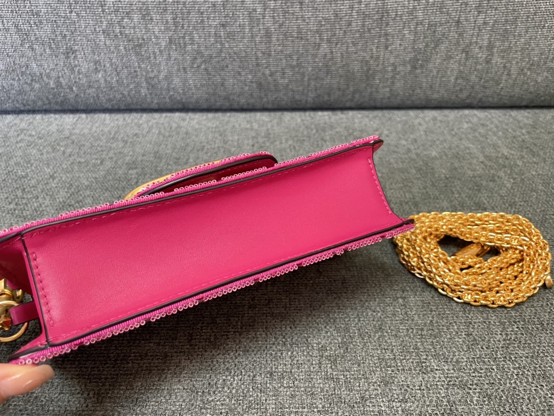 BAGSAAA Va1e*ntin0 GARAVANI SMALL LOCÒ SHOULDER BAG BLACK PINK