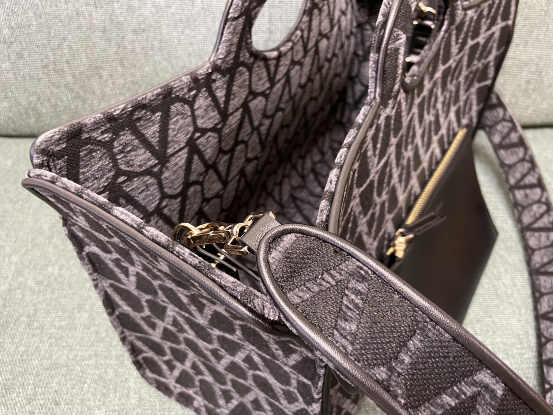 Bagsaaa Va1e*ntin0 Garavani La Troisième Toile Iconographe tote bag chocolate brown