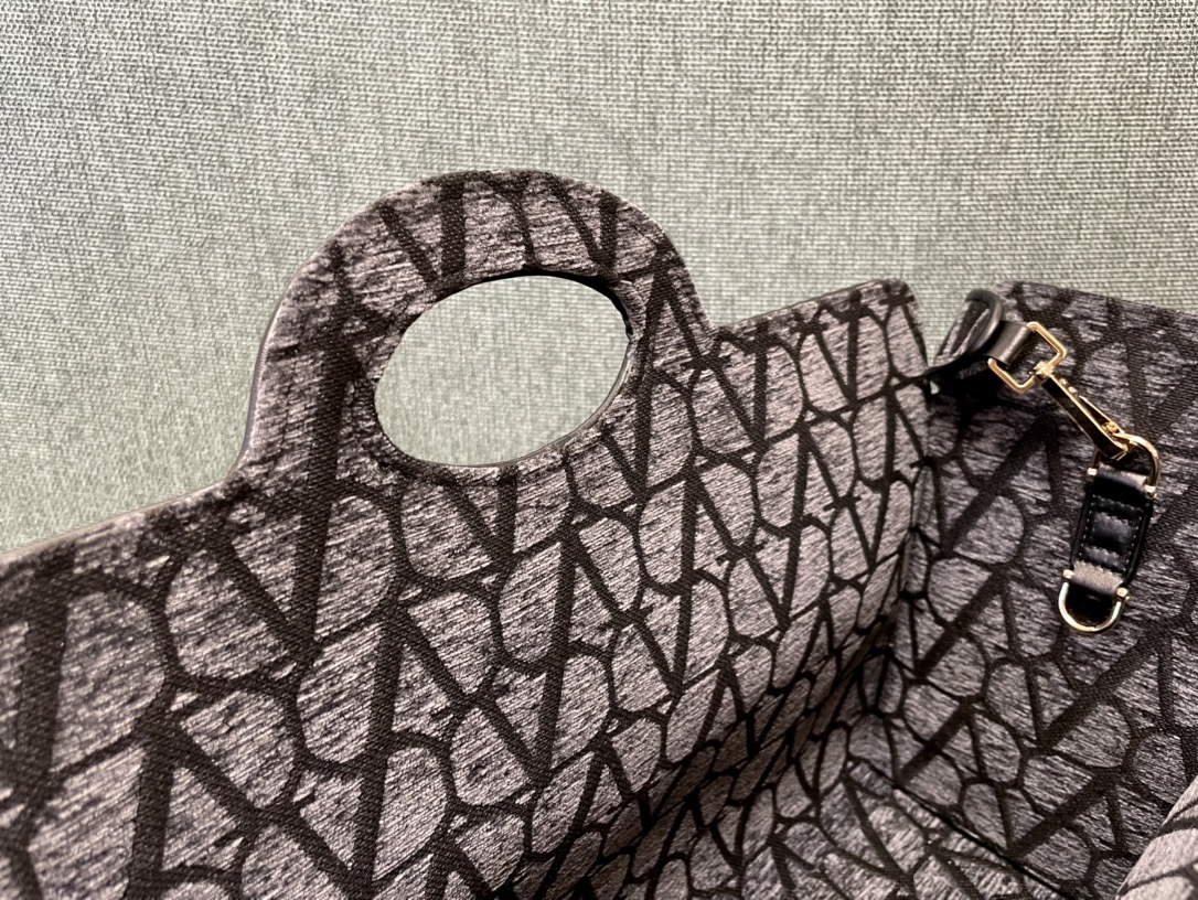 Bagsaaa Va1e*ntin0 Garavani La Troisième Toile Iconographe tote bag chocolate brown