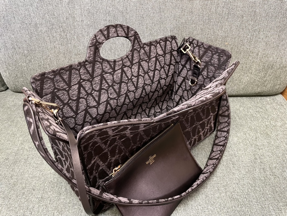 Bagsaaa Va1e*ntin0 Garavani La Troisième Toile Iconographe tote bag chocolate brown