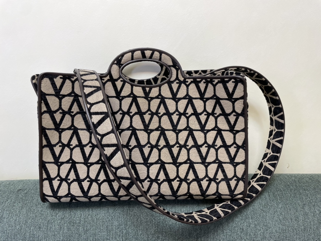 Bagsaaa Va1e*ntin0 Garavani La Troisième Toile Iconographe tote bag black