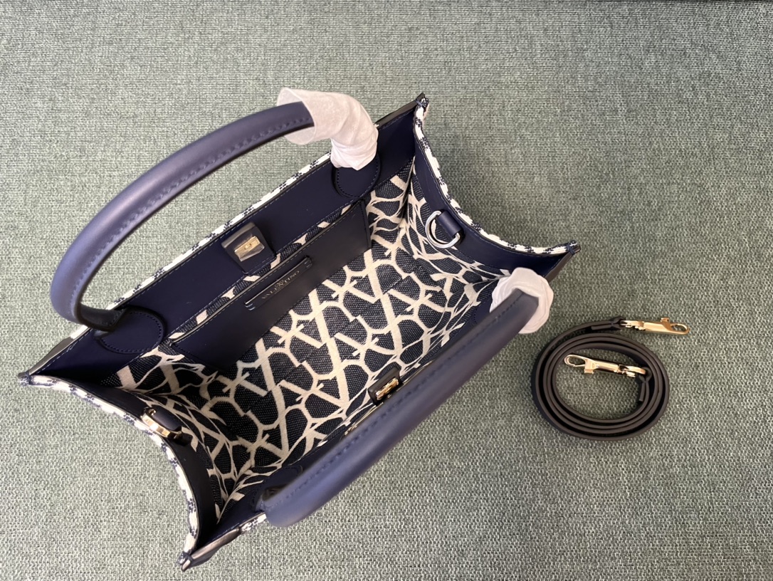 Bagsaaa Va1e*ntin0 Garavani Toile Iconographe Small Tote Bag navy 28cm