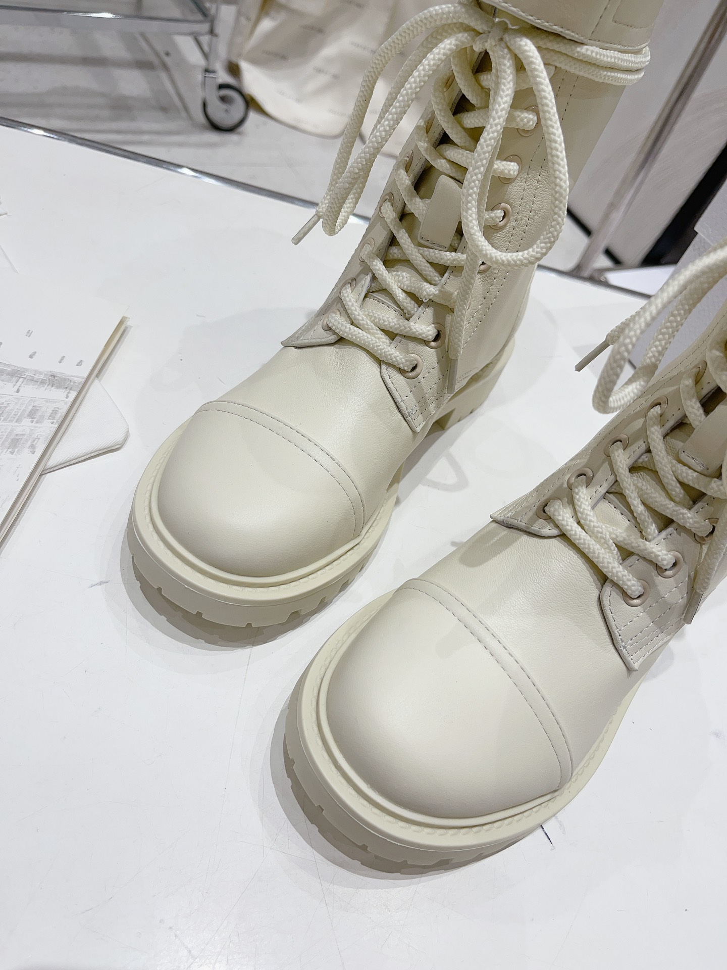 Bagsaaa D10r D-Trap Ankle Boot White Calfskin and Shearling