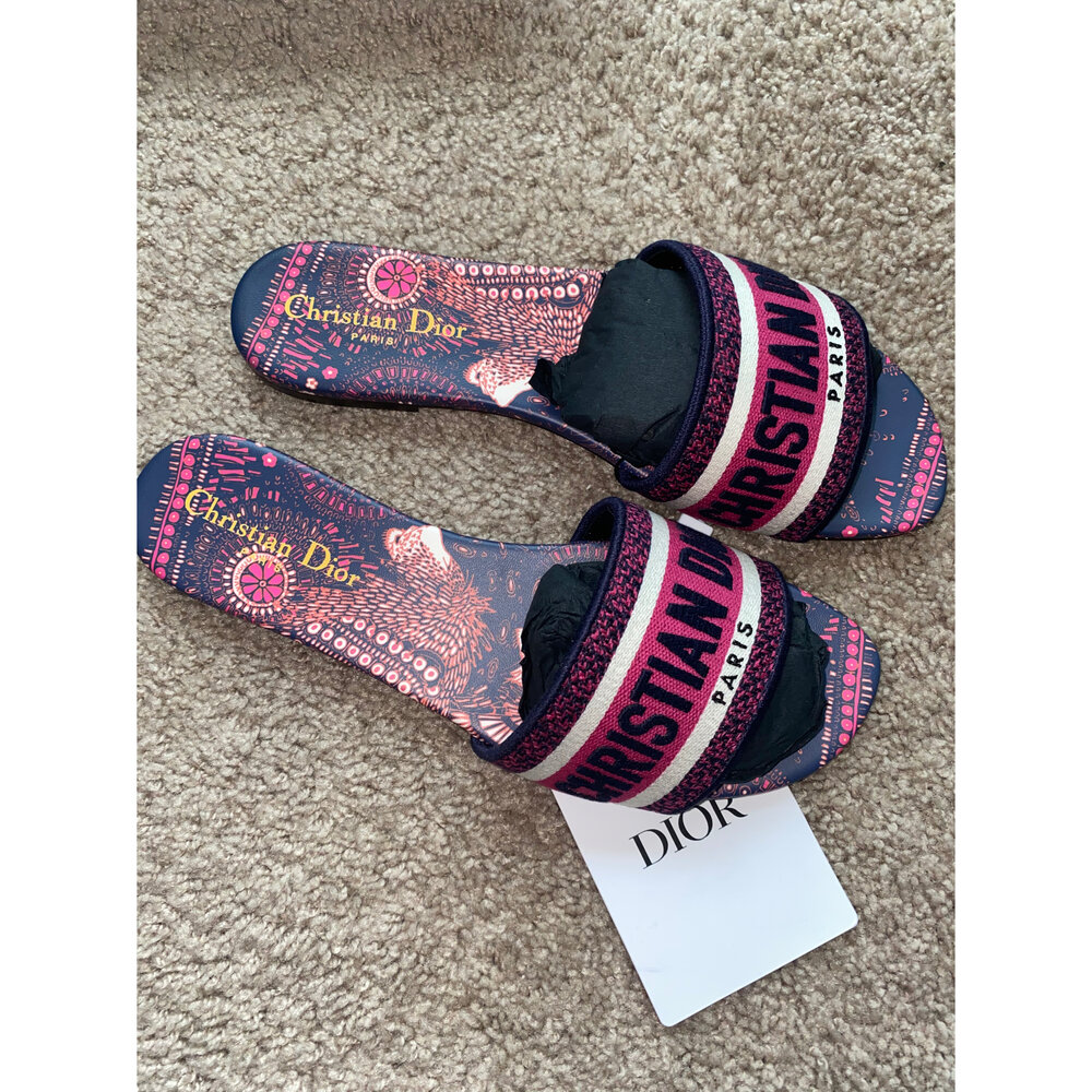 Bagsaaa D10r Dway Fuchsia and Deep Blue Animals Embroidered Cotton Slides