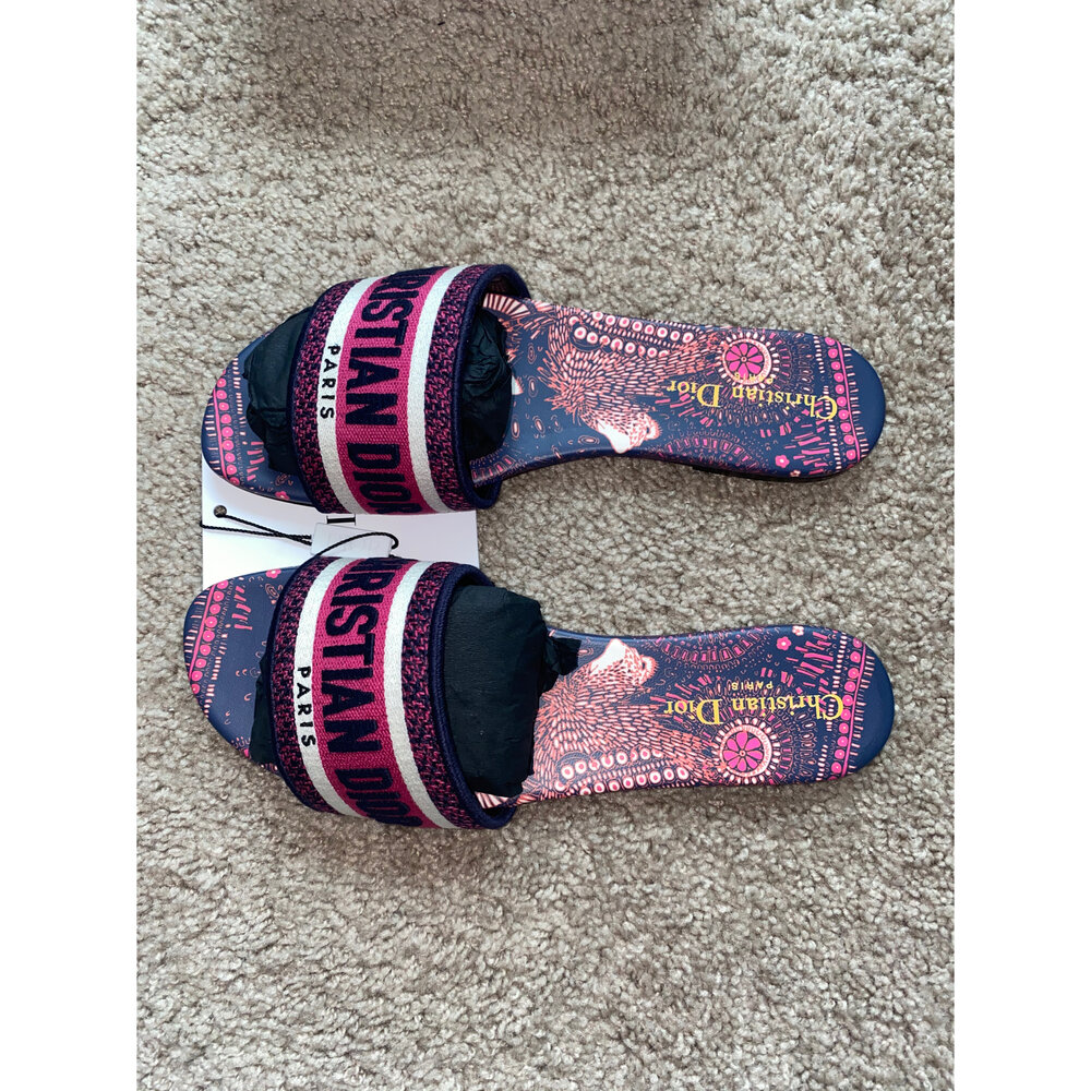 Bagsaaa D10r Dway Fuchsia and Deep Blue Animals Embroidered Cotton Slides