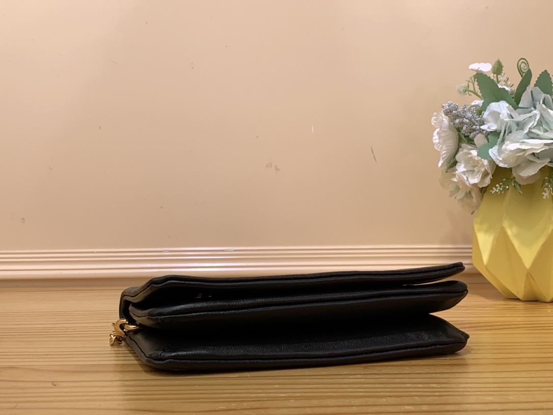 Bagsaaa L0vis Vvtt0n Pochette Coussin Black - 20 x 14 x 8 cm