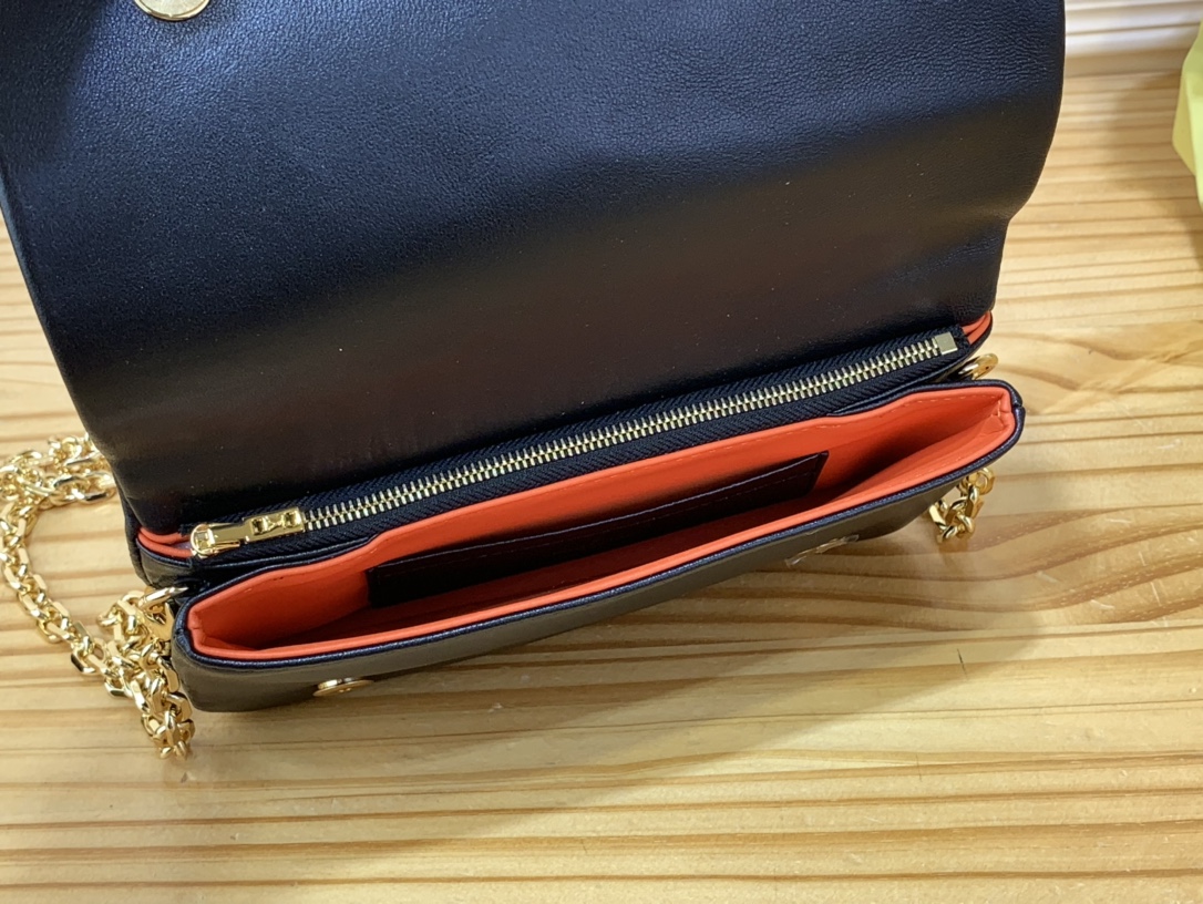 Bagsaaa L0vis Vvtt0n Pochette Coussin Black - 20 x 14 x 8 cm