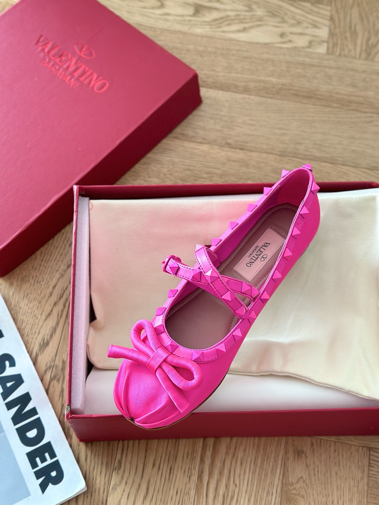 Bagsaaa Va1e*ntin0 Garavani Silk Rockstud Ballet Flats Hot Pink