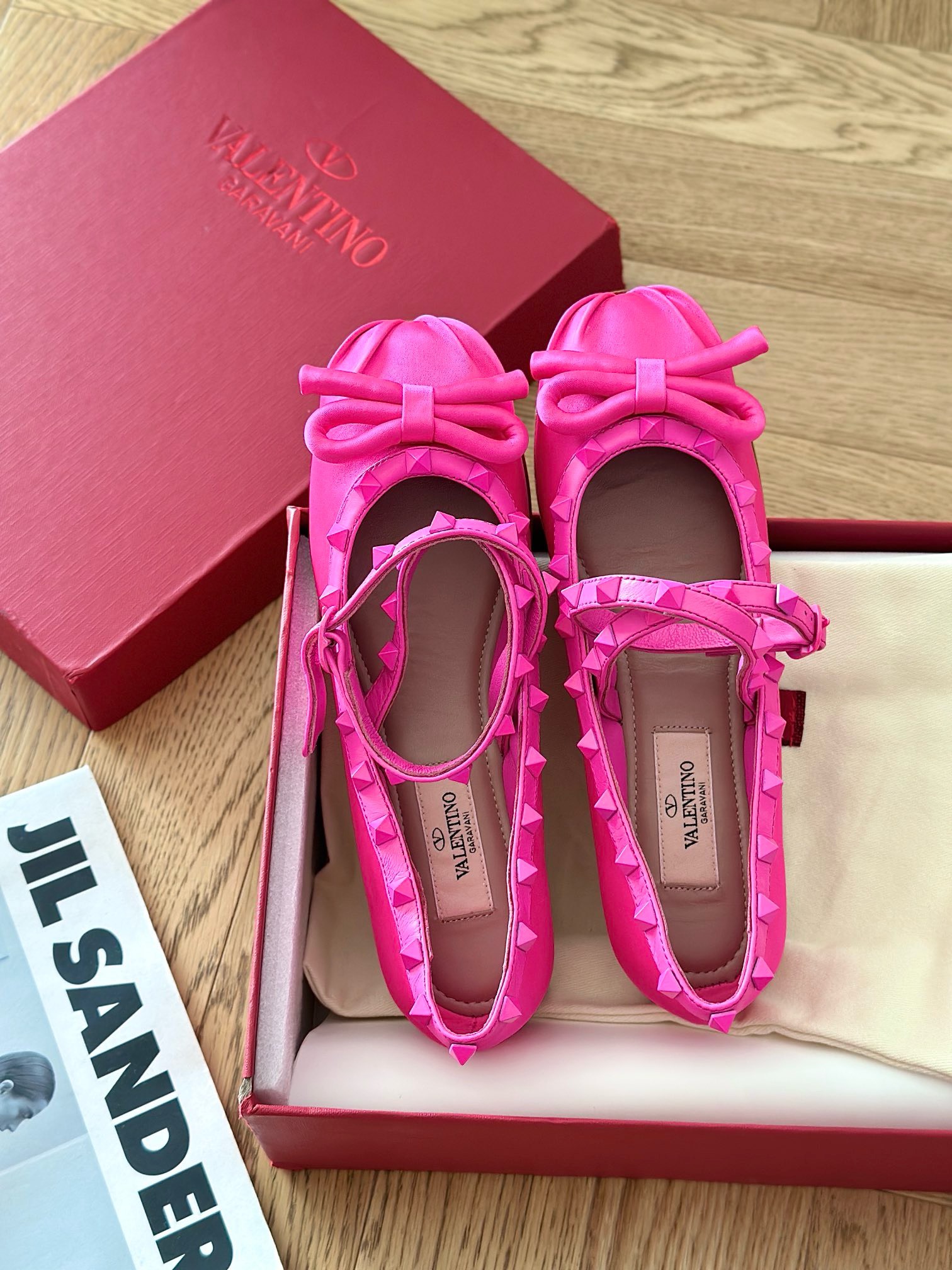Bagsaaa Va1e*ntin0 Garavani Silk Rockstud Ballet Flats Hot Pink