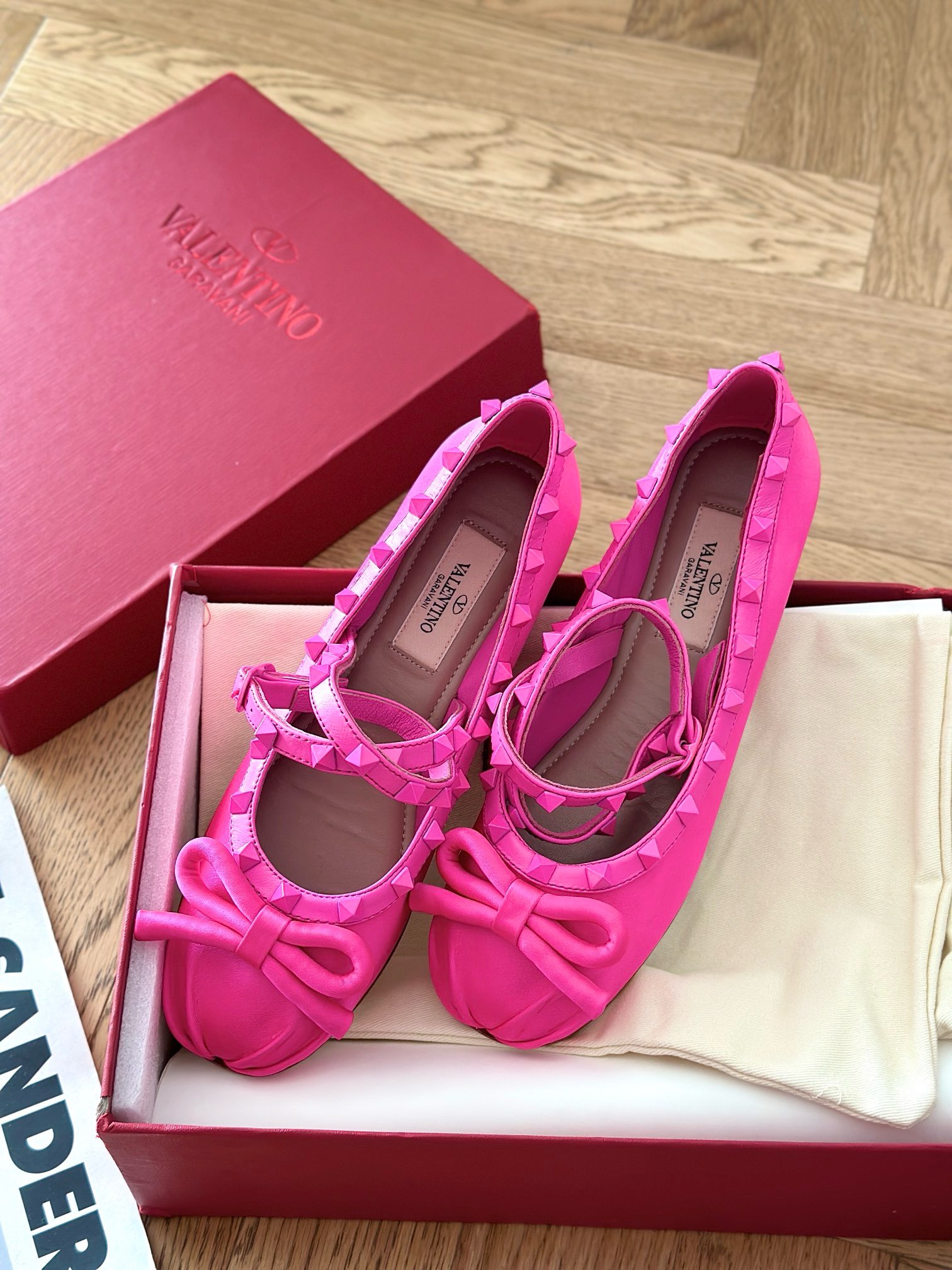 Bagsaaa Va1e*ntin0 Garavani Silk Rockstud Ballet Flats Hot Pink