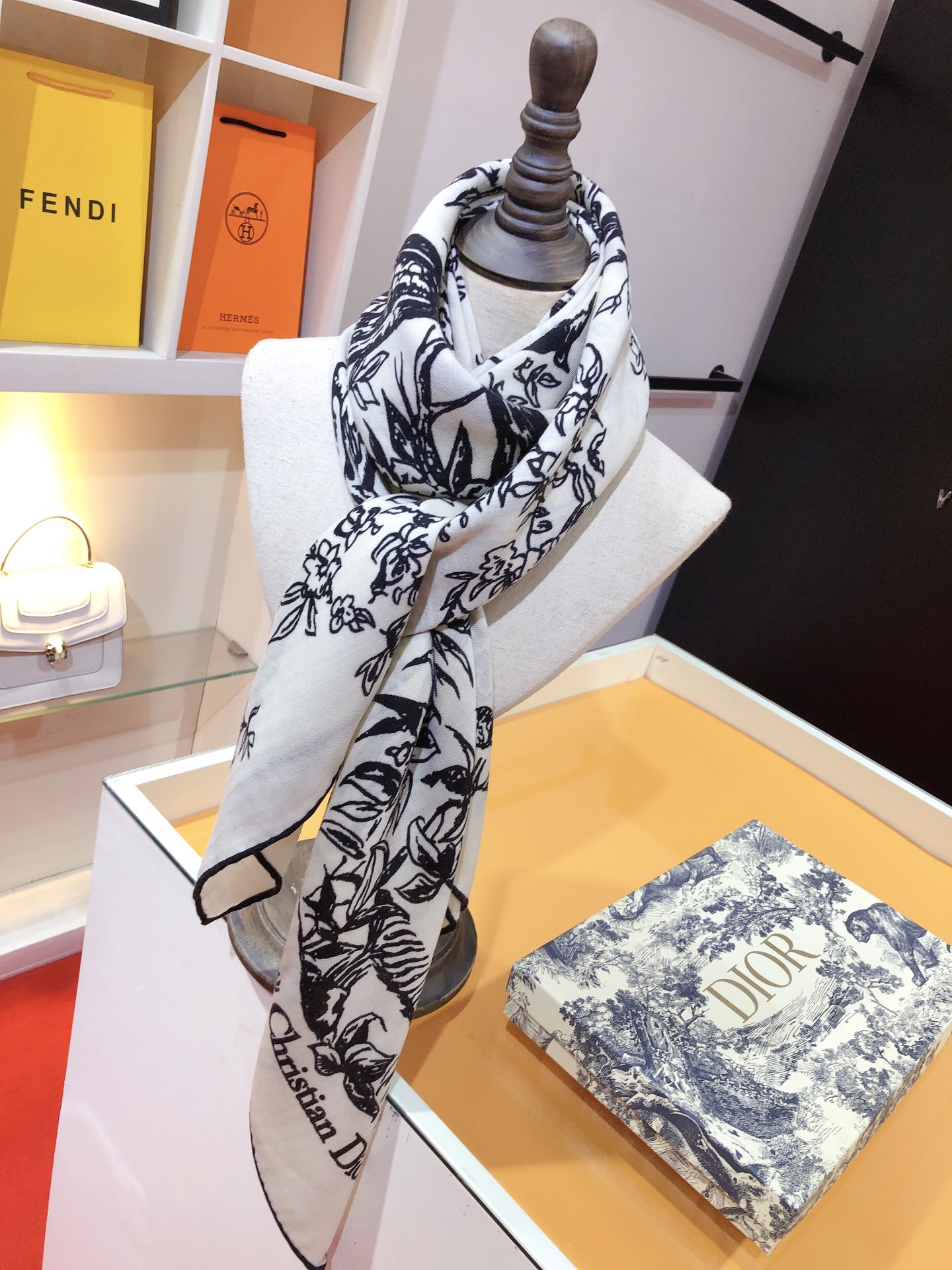 Bagsaaa D10r Petites Fleurs Scarf White 140x140cm