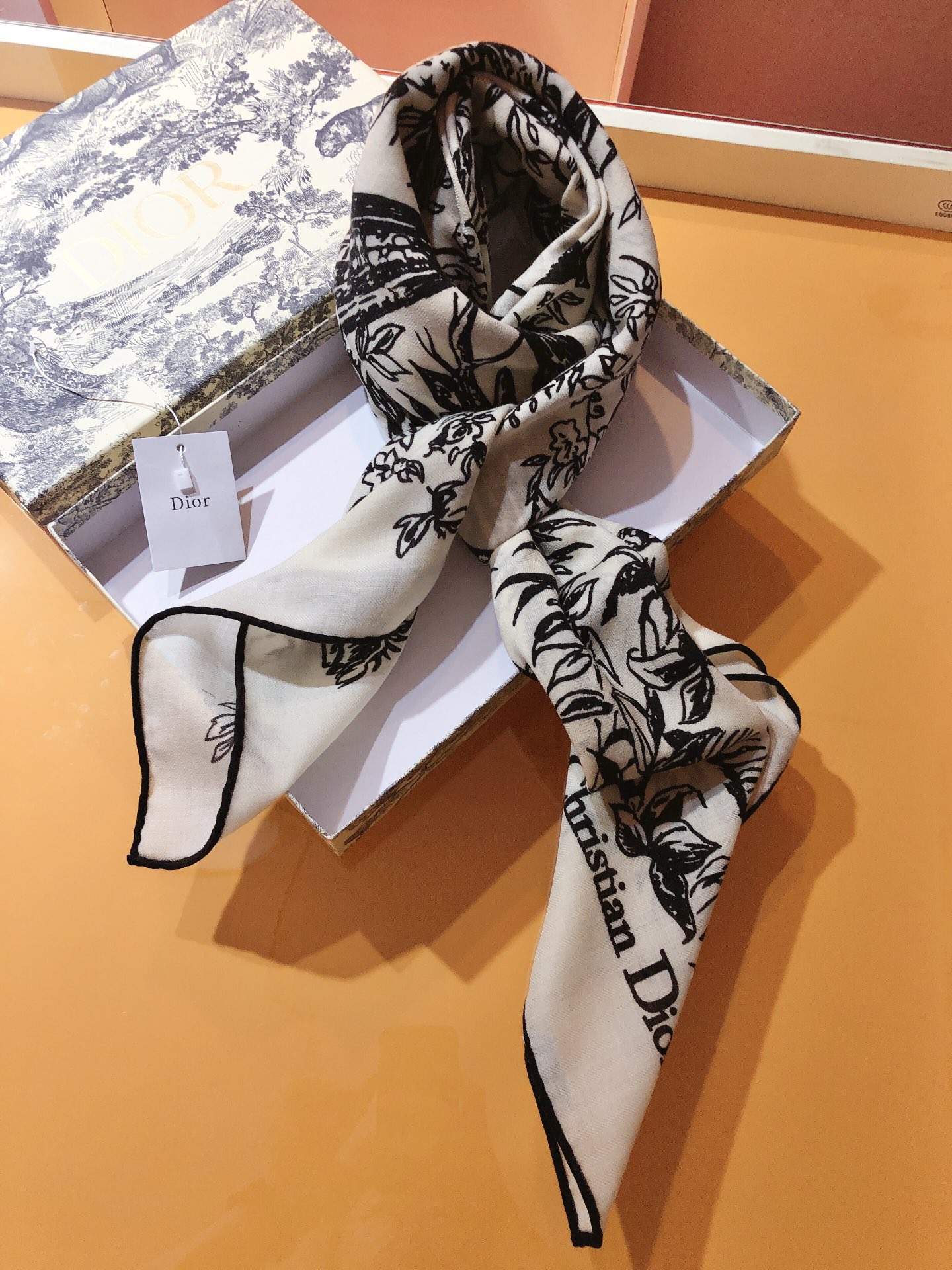Bagsaaa D10r Petites Fleurs Scarf White 140x140cm