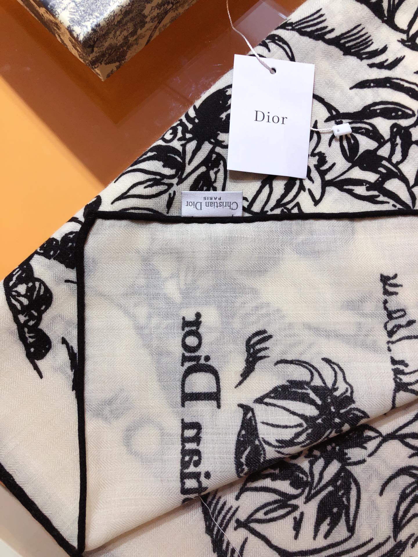 Bagsaaa D10r Petites Fleurs Scarf White 140x140cm