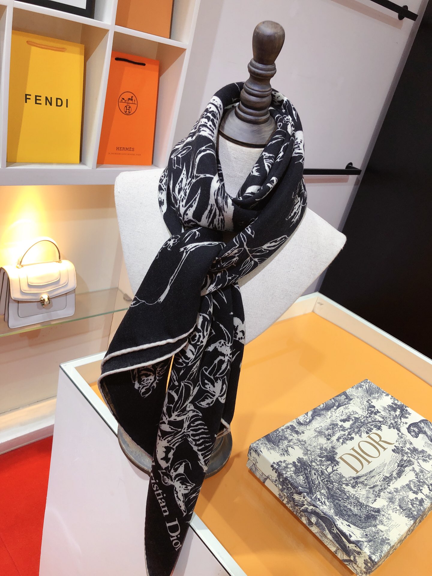 Bagsaaa D10r Petites Fleurs Scarf Black 140x140cm