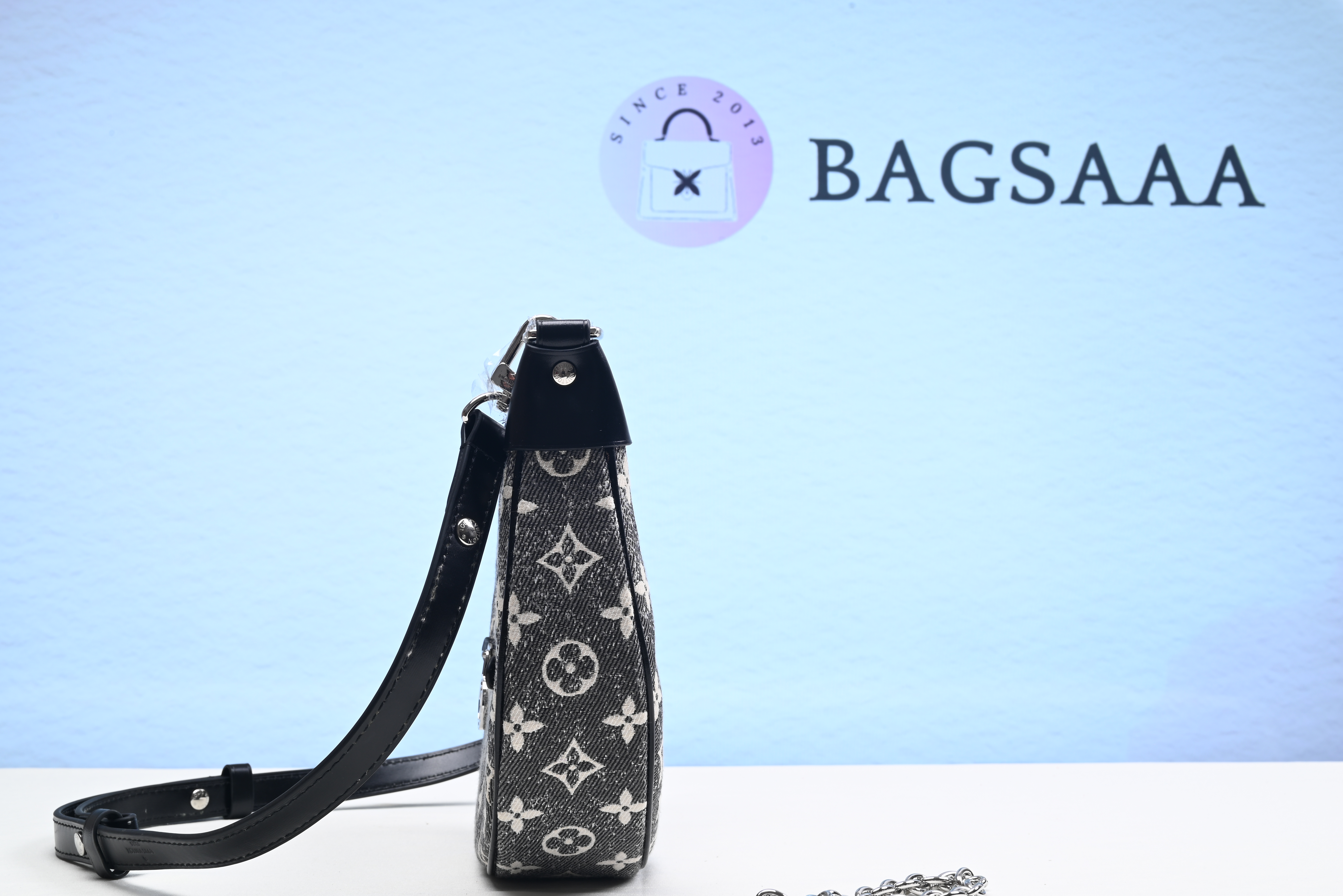 Bagsaaa L0vis Vvtt0n Loop bag black denim 23cm