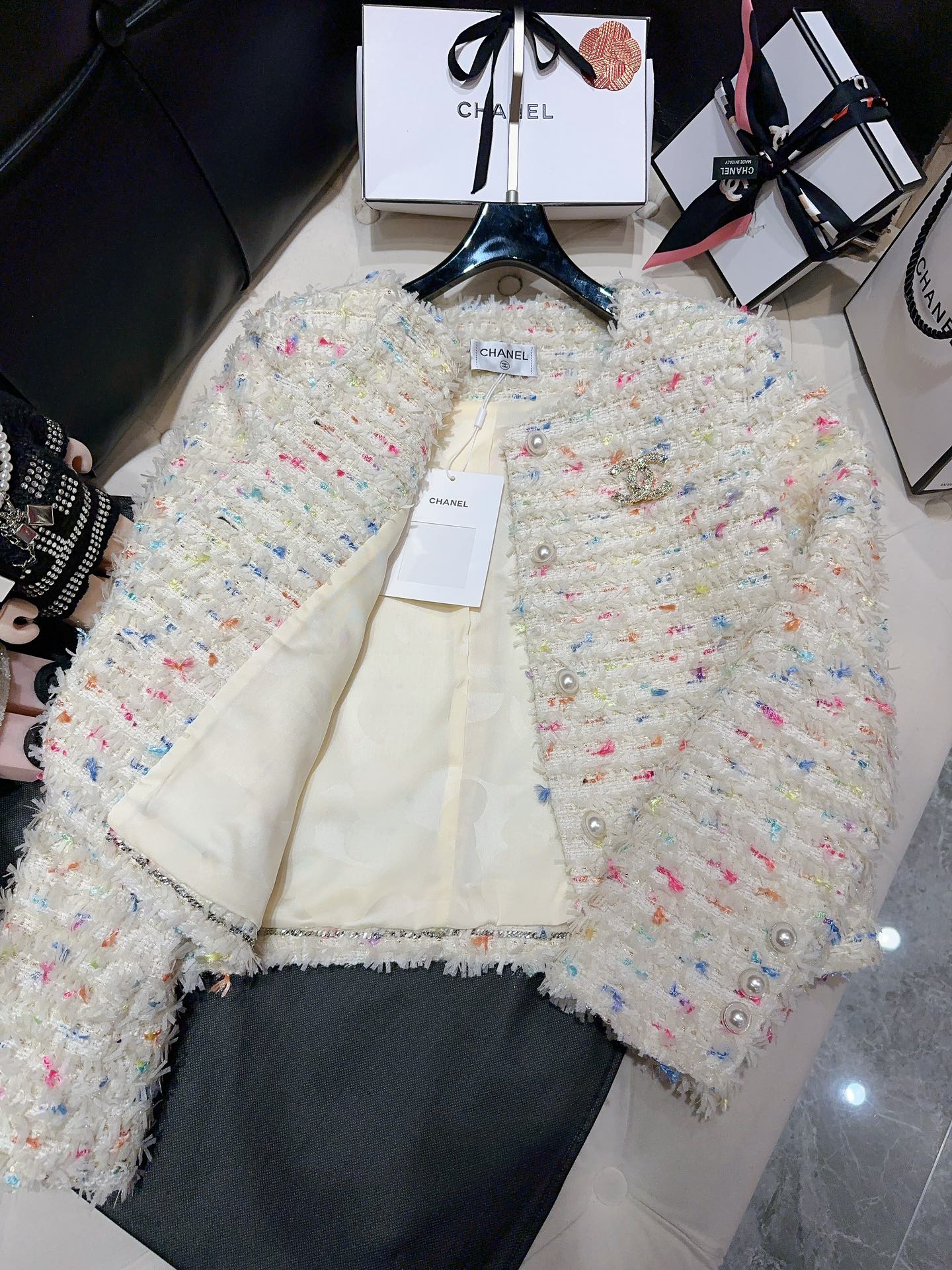 Bagsaaa Ch**el Tweed White Jacket CC Gold Logo Colorful