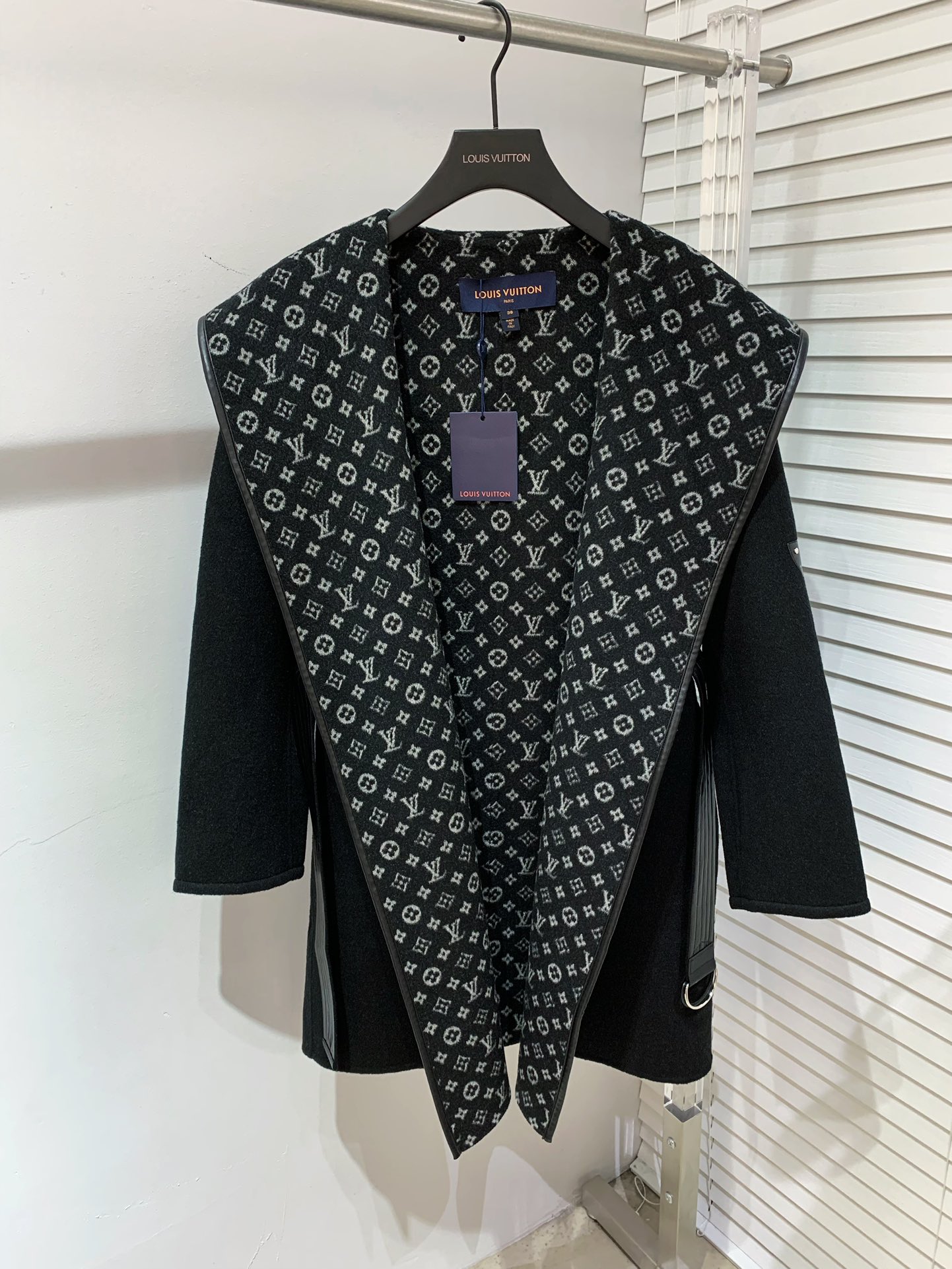 Bagsaaa L0vis Vvtt0n Belted Short Coat Black