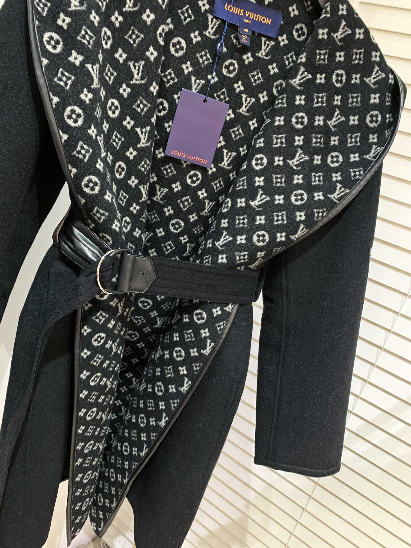 Bagsaaa L0vis Vvtt0n Belted Short Coat Black