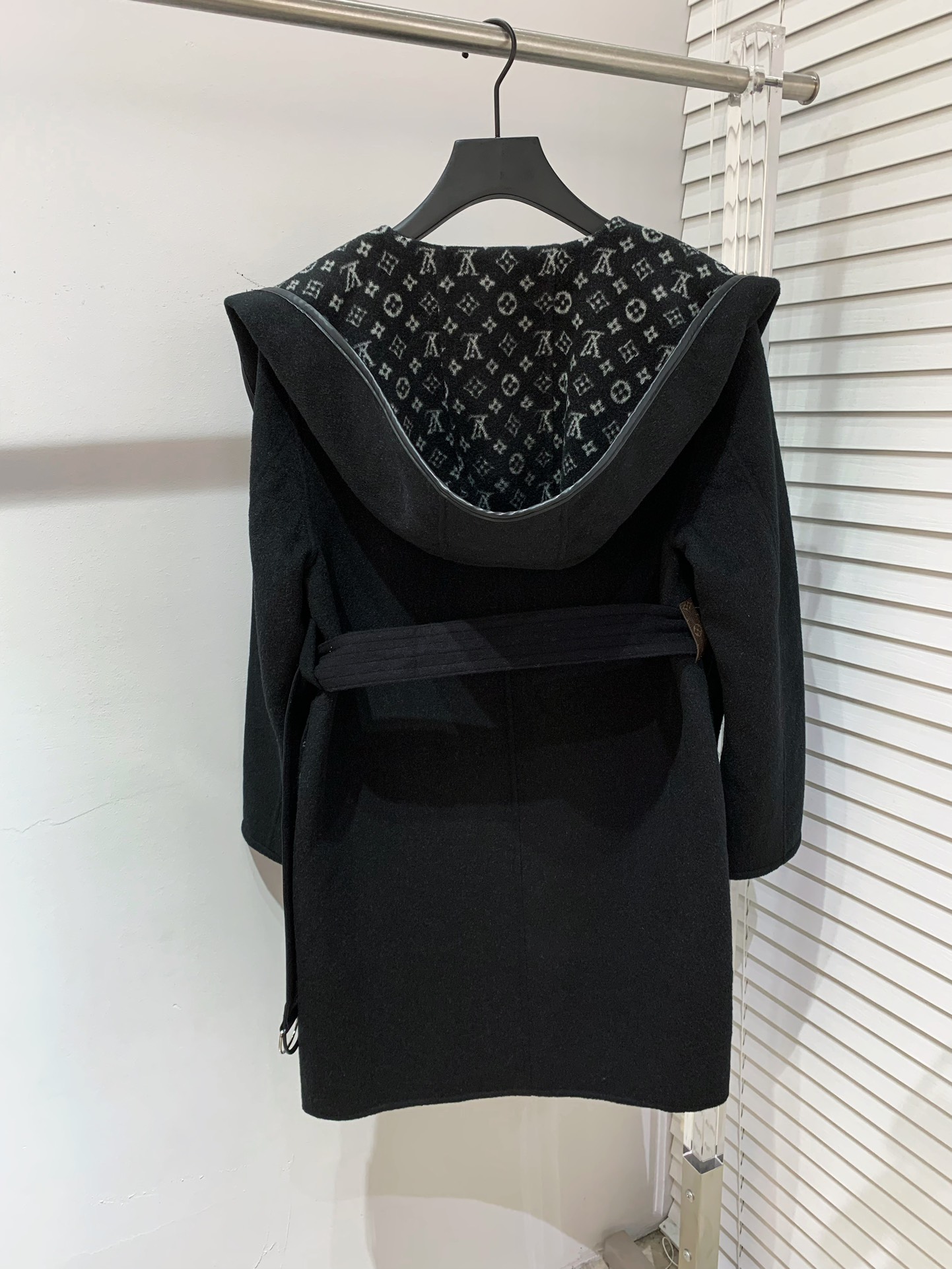Bagsaaa L0vis Vvtt0n Belted Short Coat Black