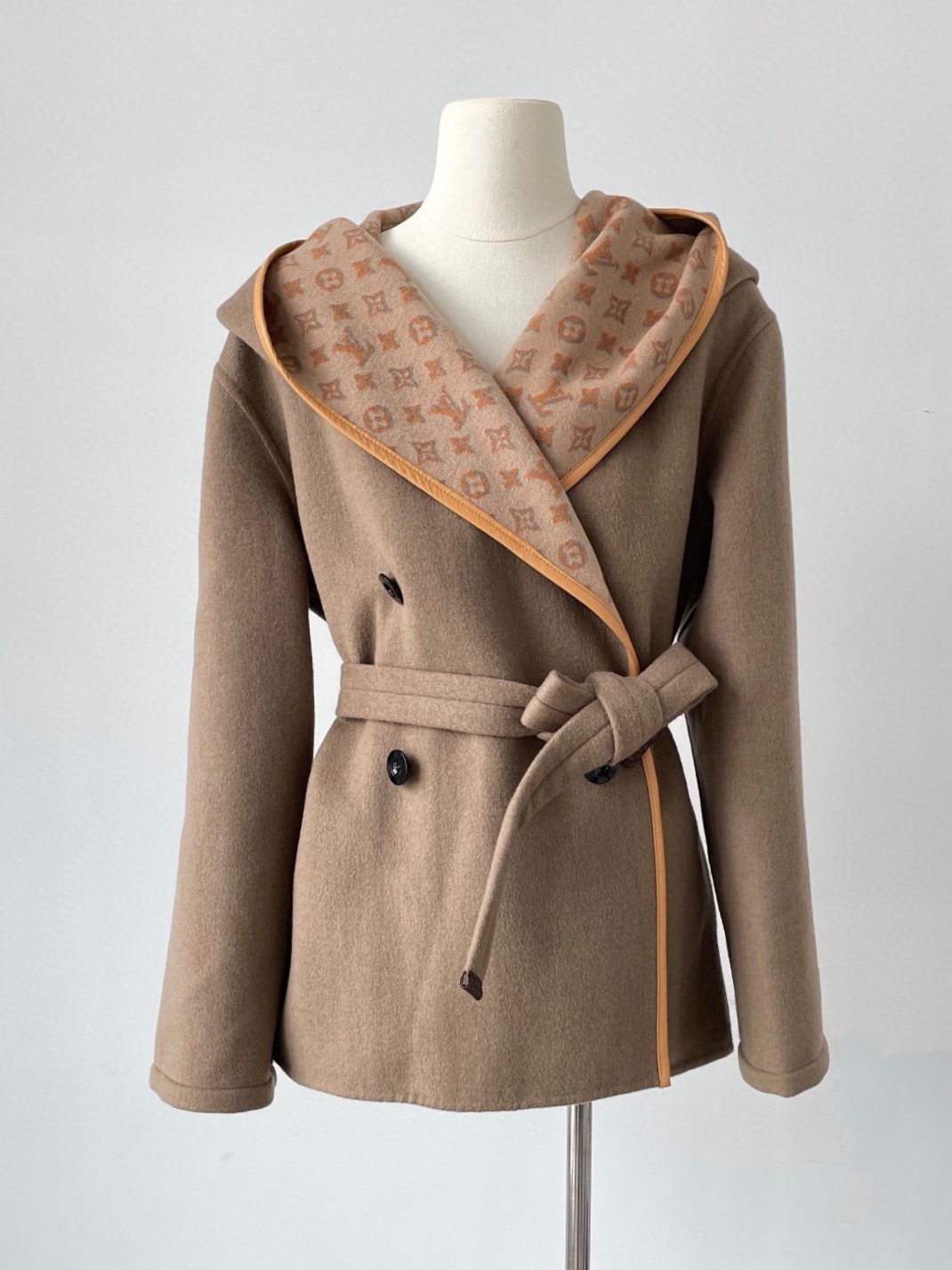 Bagsaaa L0vis Vvtt0n Belted Short Coat Beige