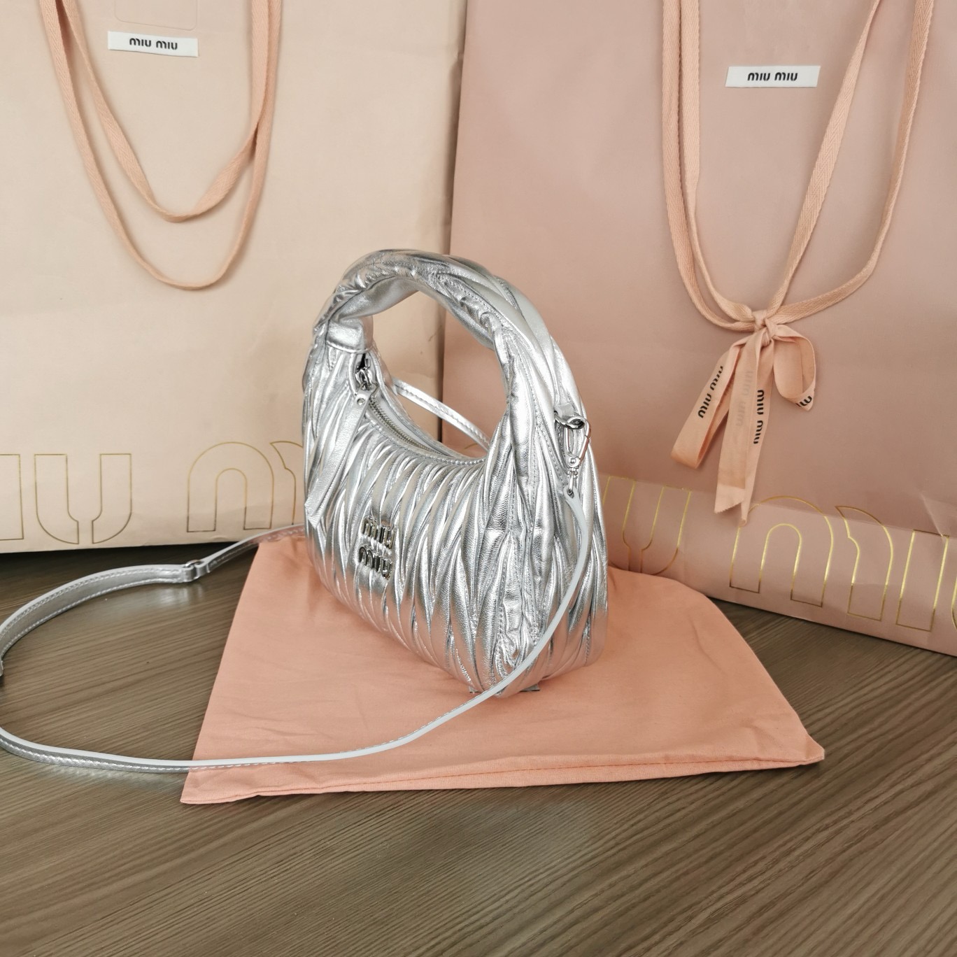 Bagsaaa M1um1u Wander Matelasse Leather Silver 20cm