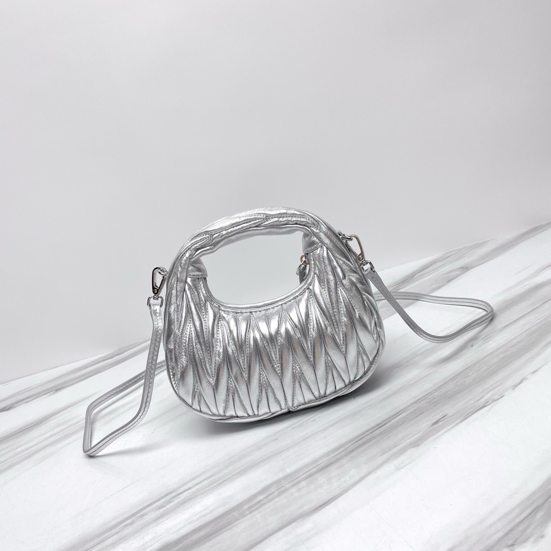 Bagsaaa M1um1u Wander Matelasse Leather Silver 18cm