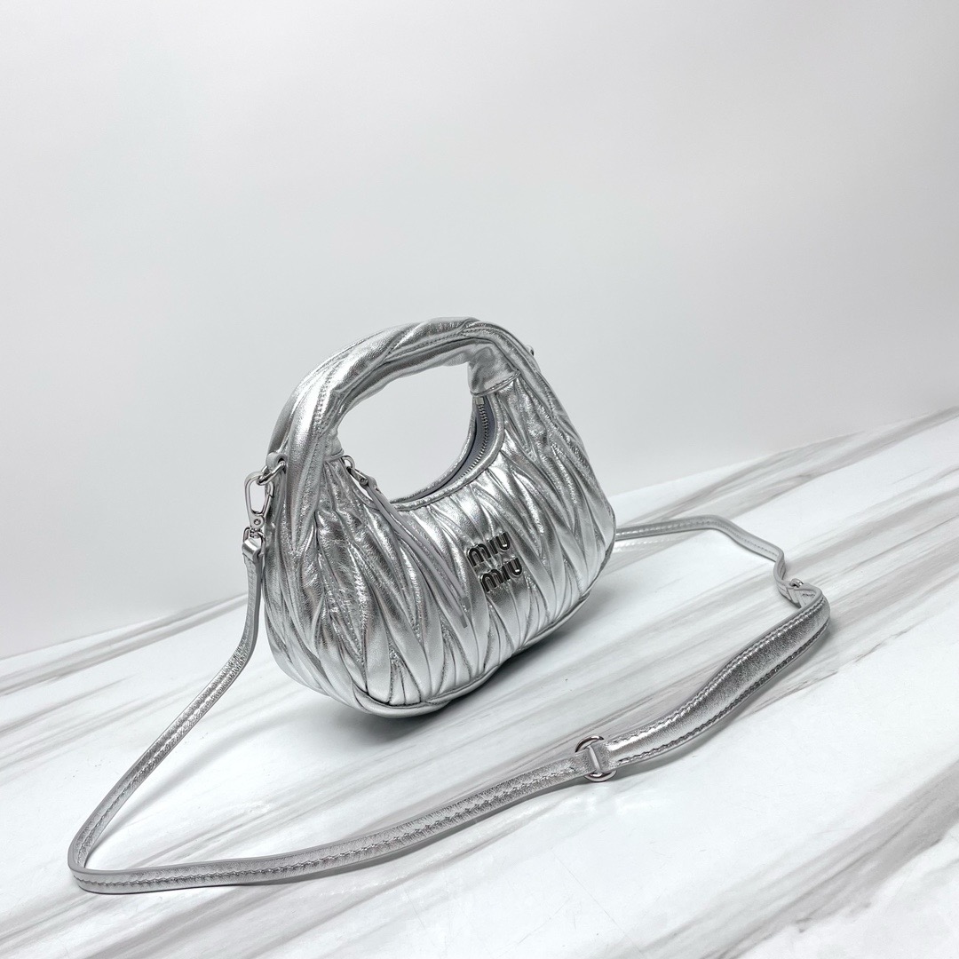 Bagsaaa M1um1u Wander Matelasse Leather Silver 18cm