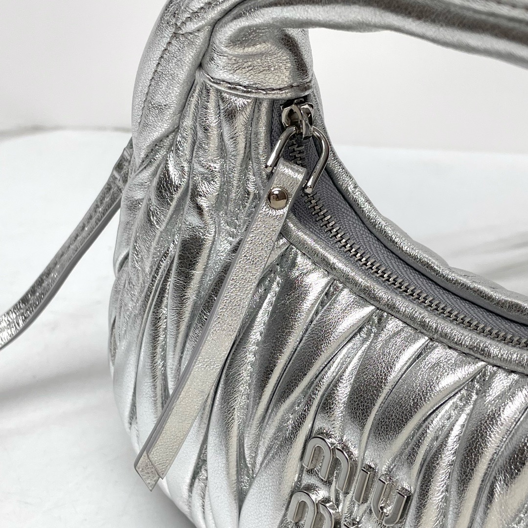 Bagsaaa M1um1u Wander Matelasse Leather Silver 18cm
