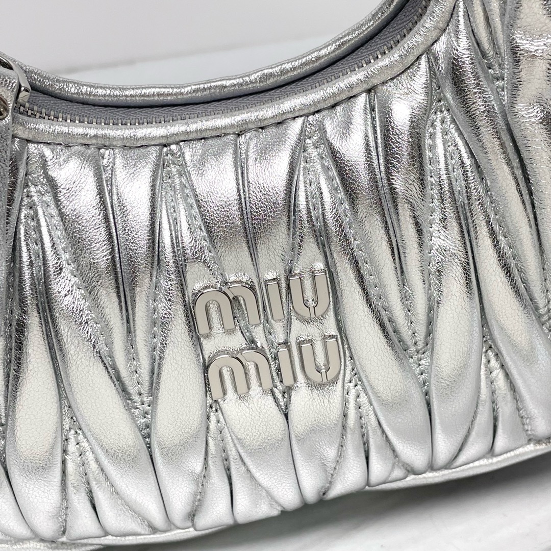 Bagsaaa M1um1u Wander Matelasse Leather Silver 18cm