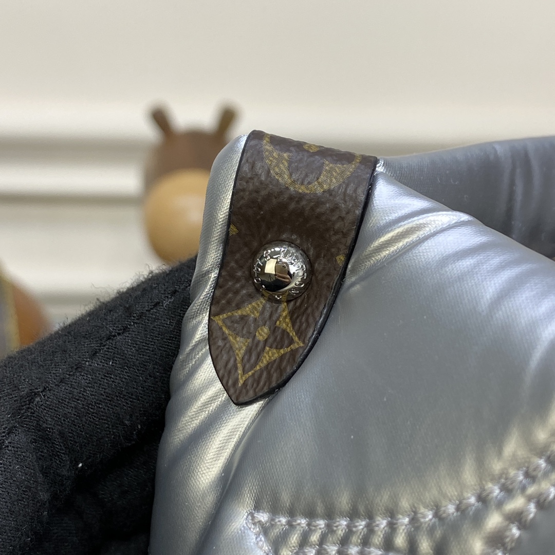 Bagsaaa L0vis Vvtt0n Pillow Onthego MM Silver metallic nylon