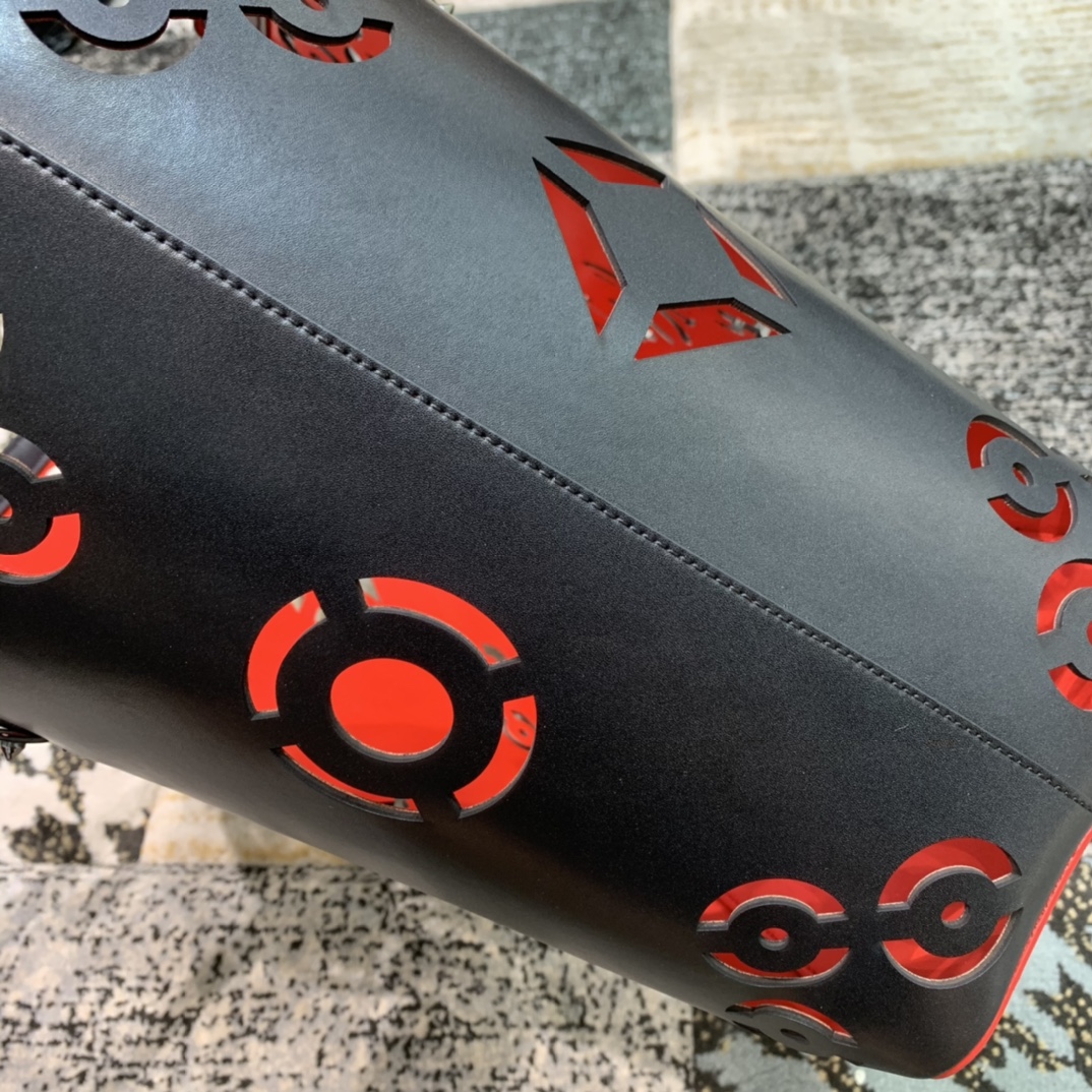 Bagsaaa Chr1st1an Louboutin Cabata E/W mini Black Tote Calf leather