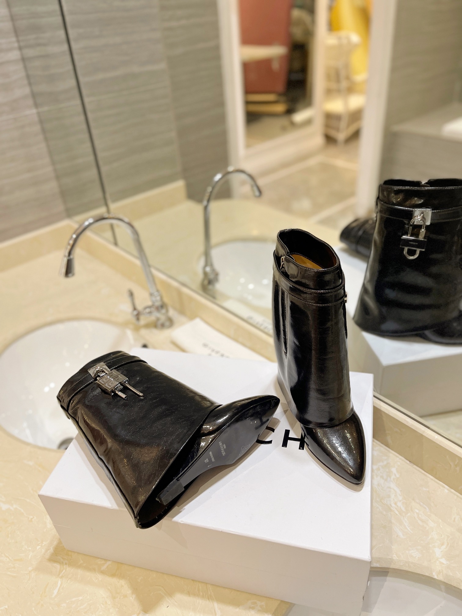 Bagsaaa Givenchy Shark Lock Ankle Boots in laminated leather