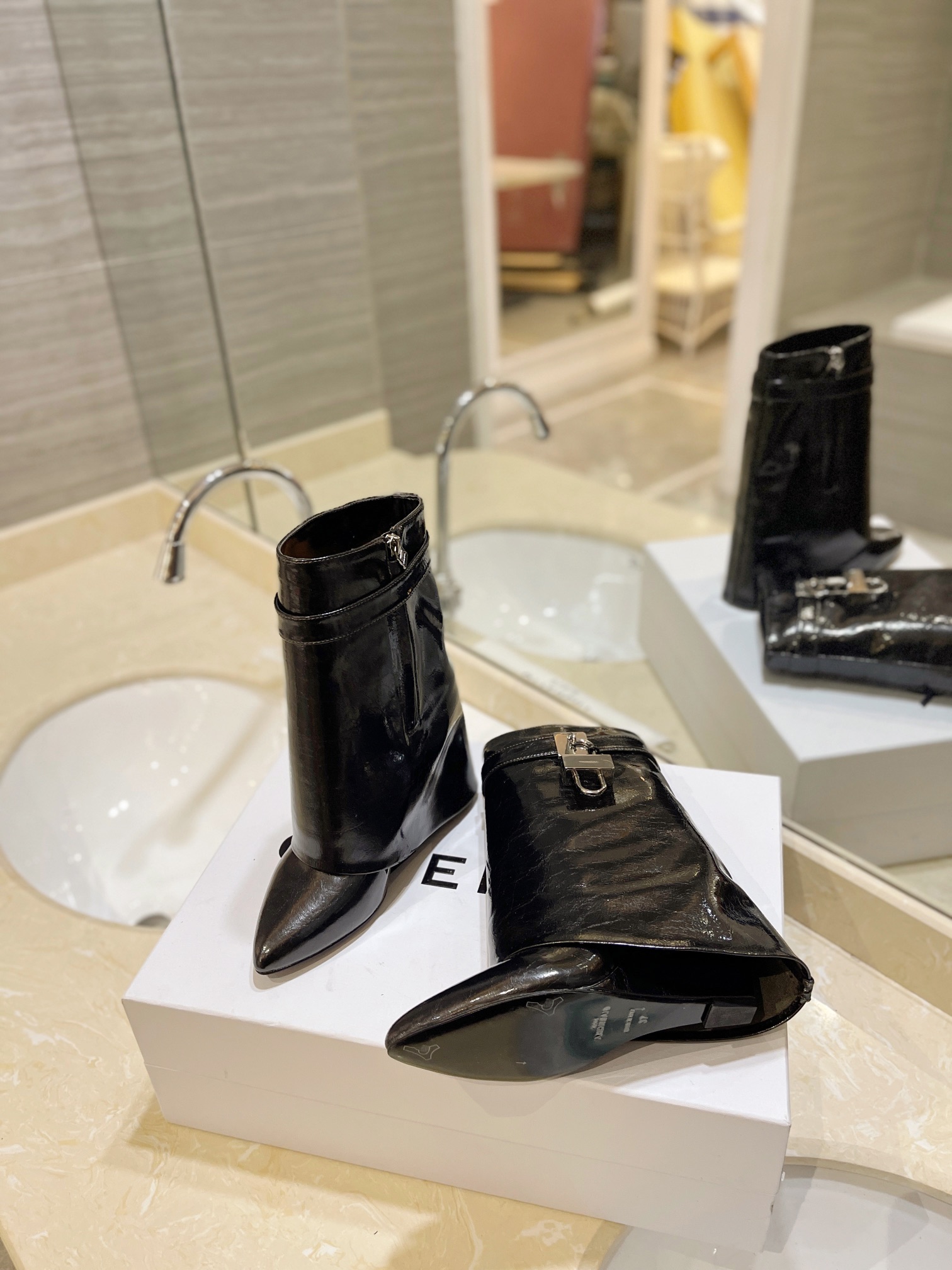 Bagsaaa Givenchy Shark Lock Ankle Boots in laminated leather