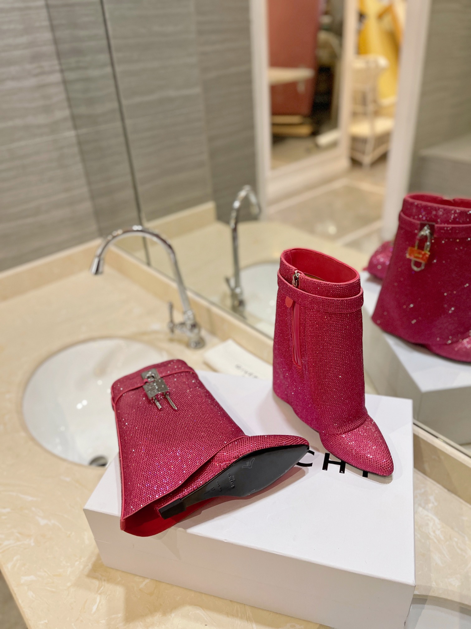 Bagsaaa Givenchy Shark Lock Ankle Boots in satin with strass pink