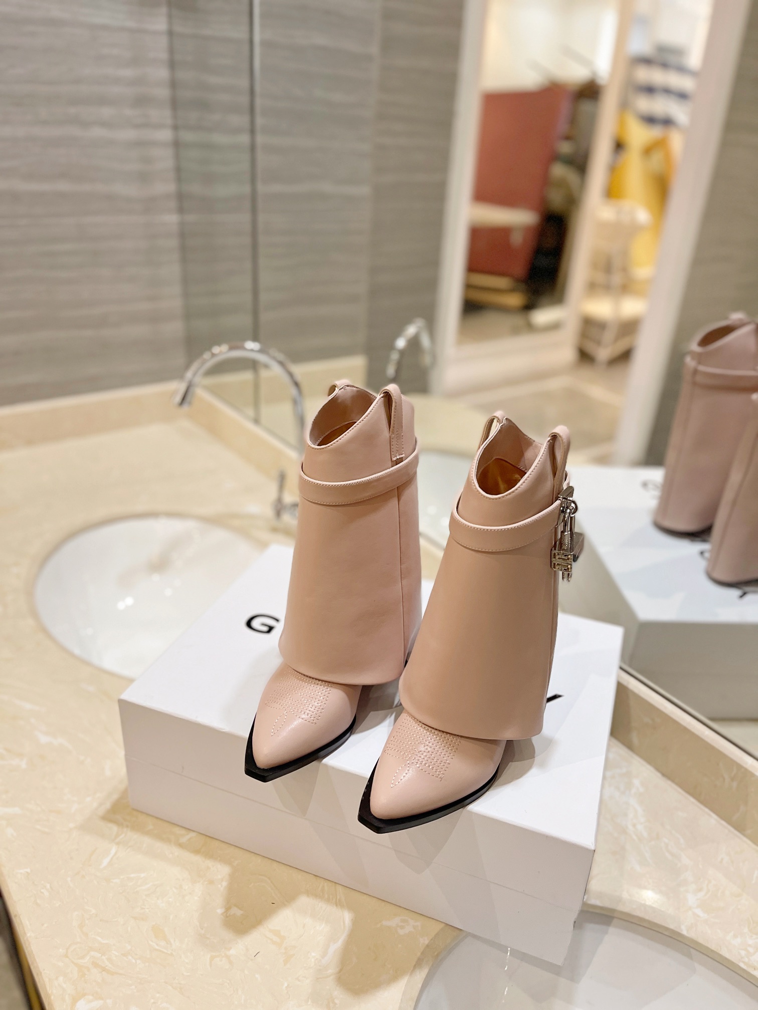 Bagsaaa Givenchy Shark Lock Ankle Boots in leather light pink